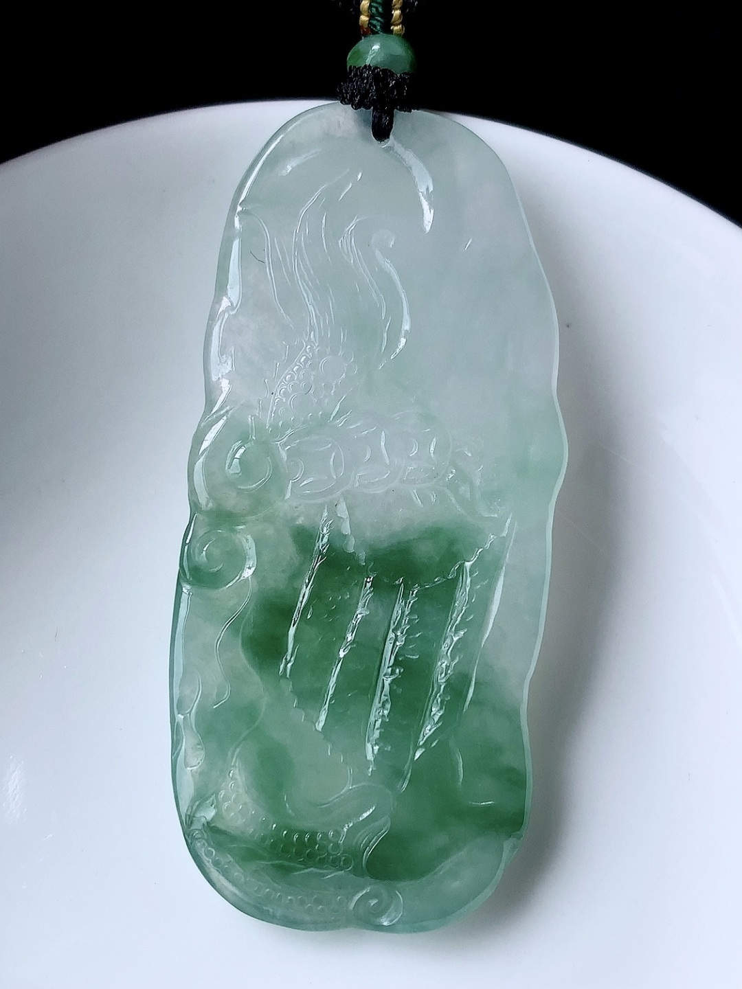 ️️ 冰飘绿龙牌挂件底子细腻水润，品相喜悦，佩戴优雅灵气，60.2-27.8-5.4