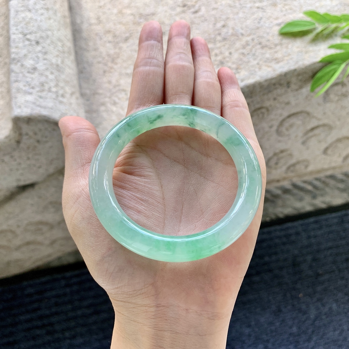 圆条51 52，圈口52.8/10/9.5，编码A2070108，描述糯冰飘绿花，水润，种老，细腻，打灯有纹线
