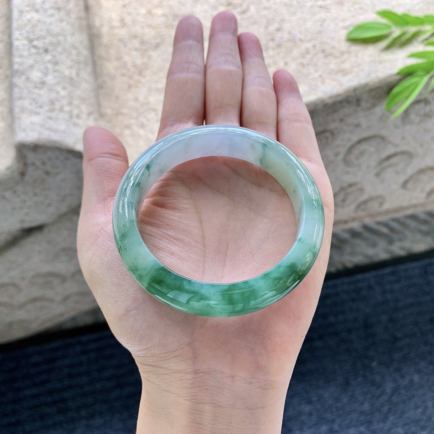 正圈 圈口52.9/12.8/7.8 编码Q7070115 细糯飘绿花，水润，种老，细腻，打灯有棉线