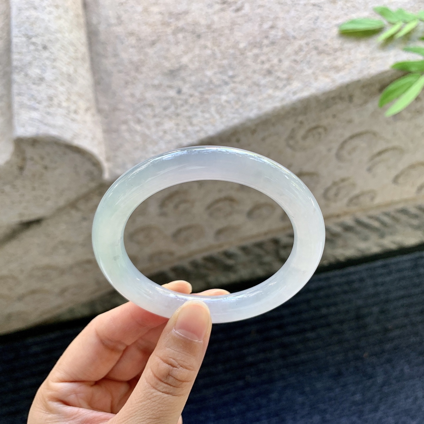 圆条55 56【圈口】56/9.6/9.6【编码】A2070103【描述】糯冰粉紫底，水润，种老，细腻，有棉纹线