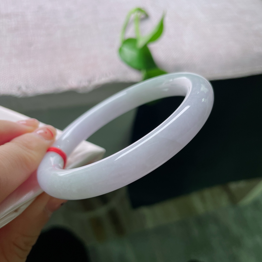 56.5/9.5，淡春彩圆条，淡紫飘浅绿，玉质细腻油润，饱满圆条衬得手腕纤细，温柔不张扬，ss52762a