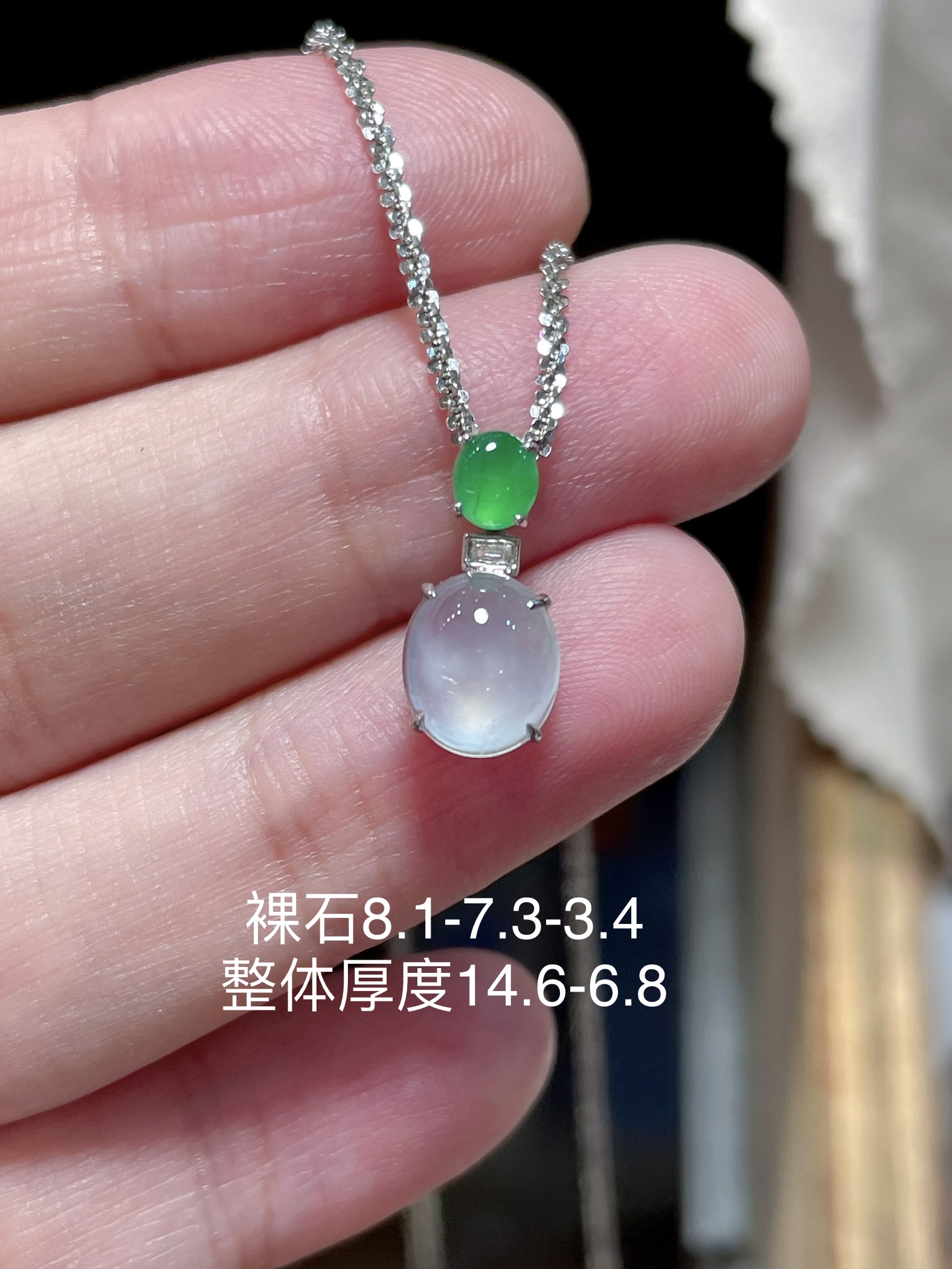 ️ 高端货    精品翡翠高冰蛋面吊坠，无裂， ️料子饱满水润，种水18k金镶嵌，款式时尚，8.1