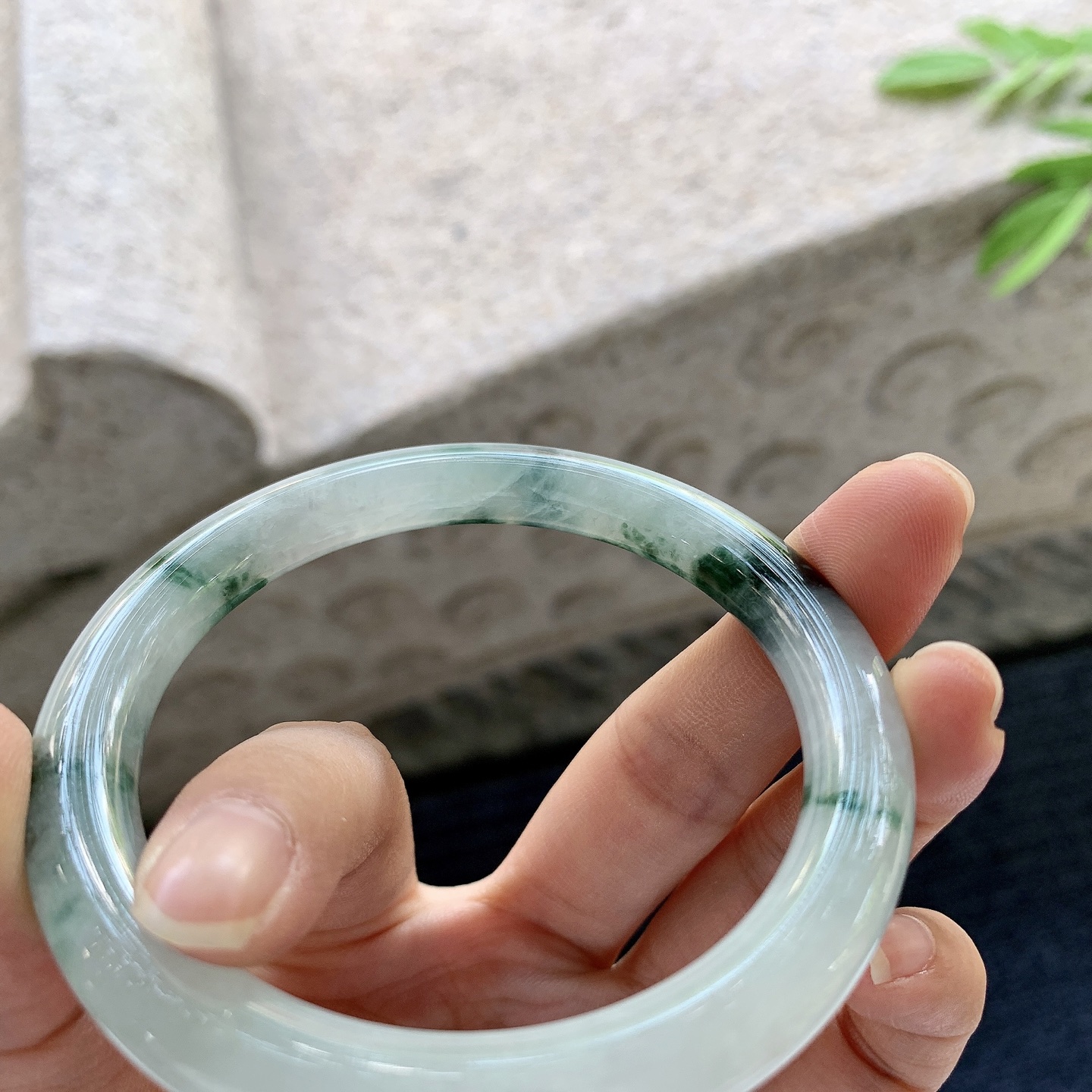 圆条53 54【圈口】54/8.2/8.4【编码】A1070126【描述】细糯飘花，水润，种老，细腻，有纹线