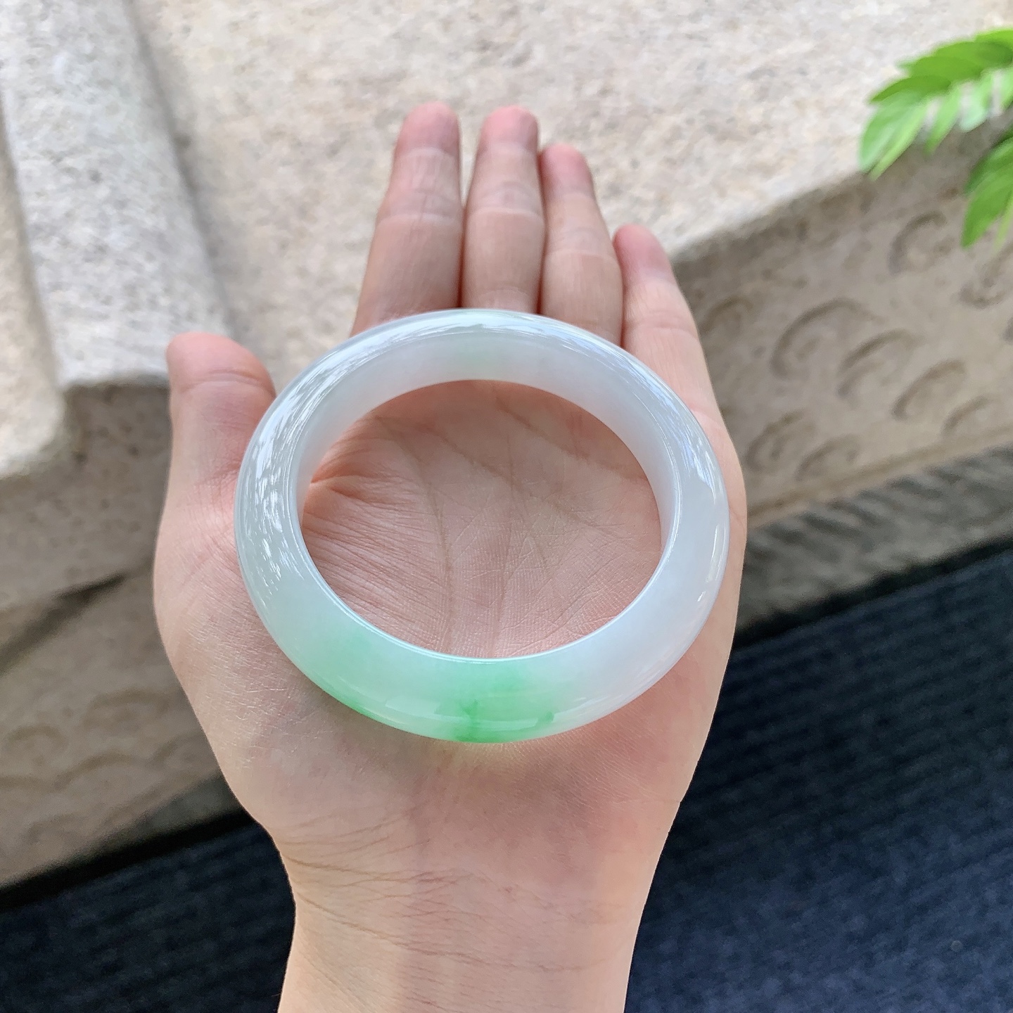 正圈52 53【圈口】53/11.2/9【编码】BA061670【描述】细糯飘阳绿，水润，种老，细腻，打灯有絮线