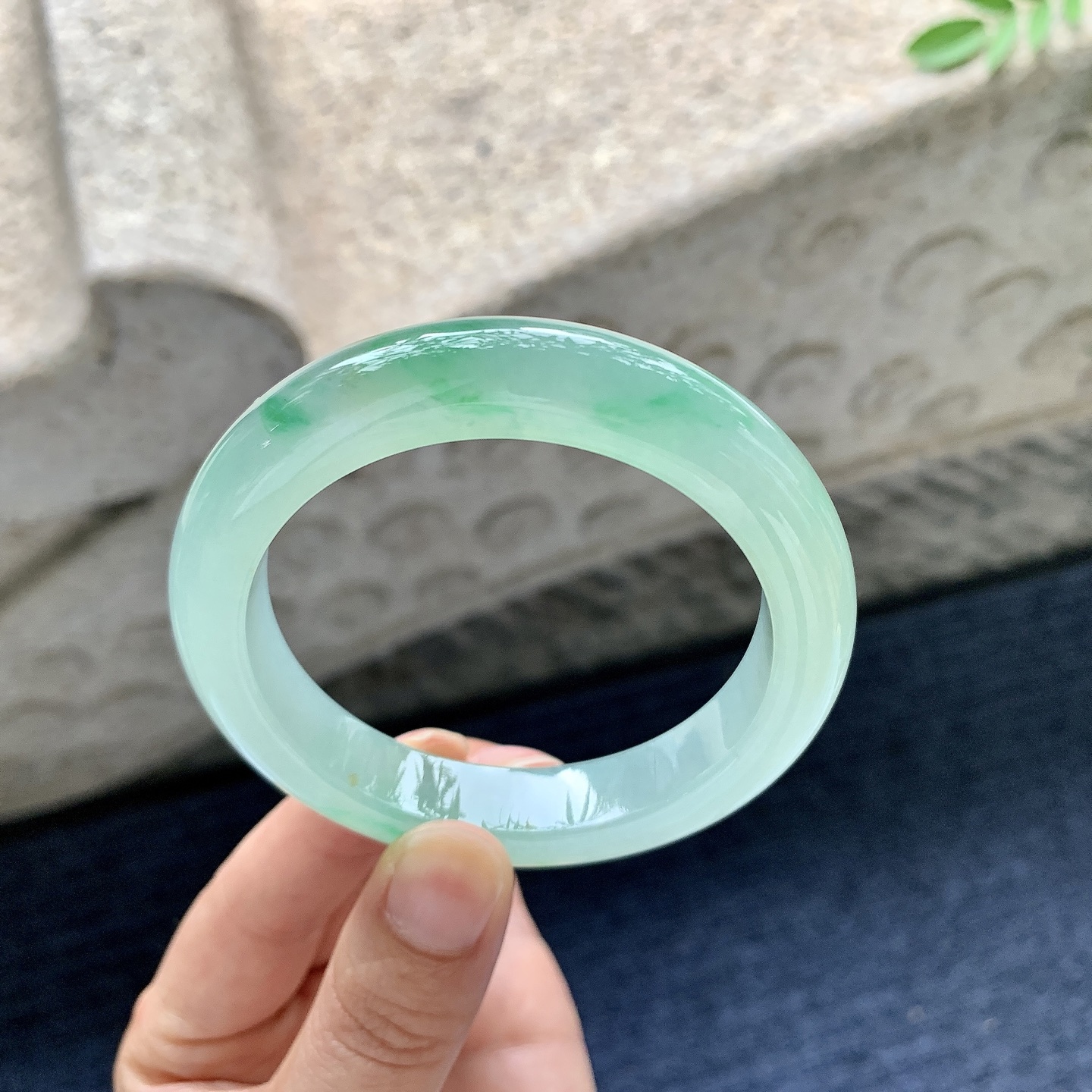 正圈53 54，圈口54.7/11.5/9，编码A7070238，描述冰糯飘阳绿，水润，种老，细腻，打灯有纹线