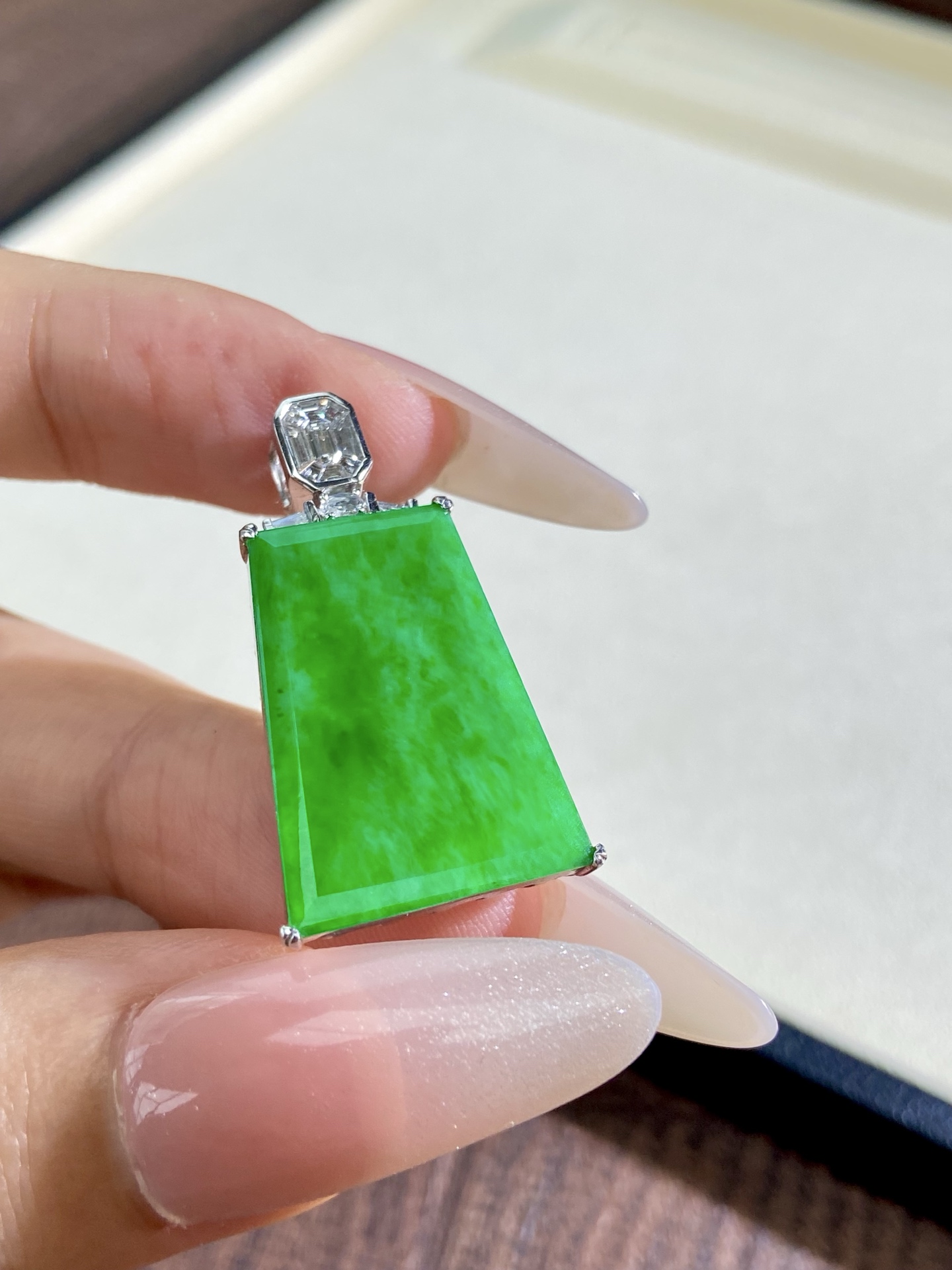 冰种辣绿无事牌吊坠，色浓郁，兼具品质与颜值，越简越，佩戴上身非常显贵气 33.6-19-6.7，裸石