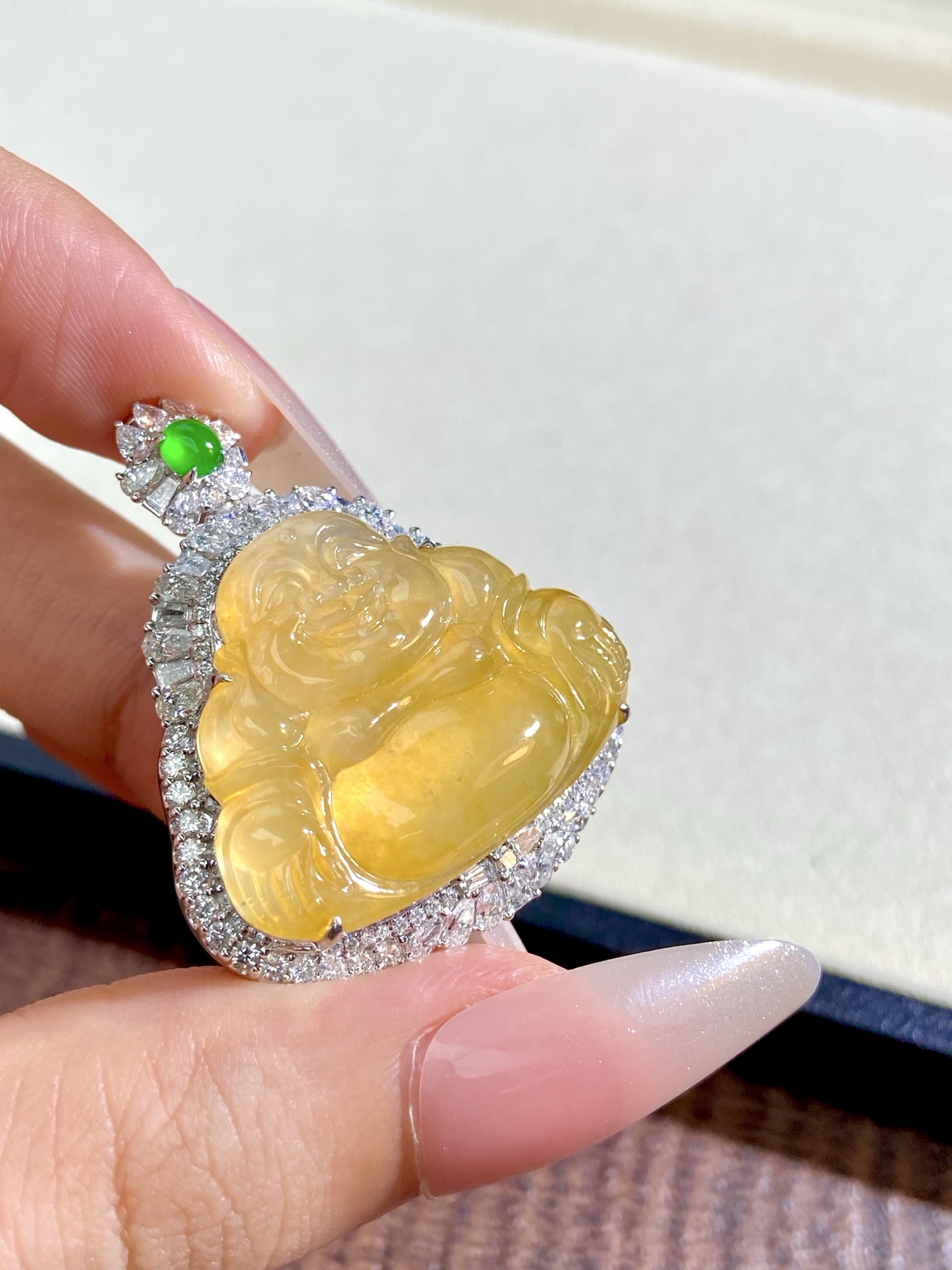 高冰种黄翡佛公吊坠，一步到位的品质，明艳吸晴，黄翡招财还真灵，肚里藏金 又美又贵气 41.3-34.2-14.5，裸石 31.1-24.1-6mm，无裂
