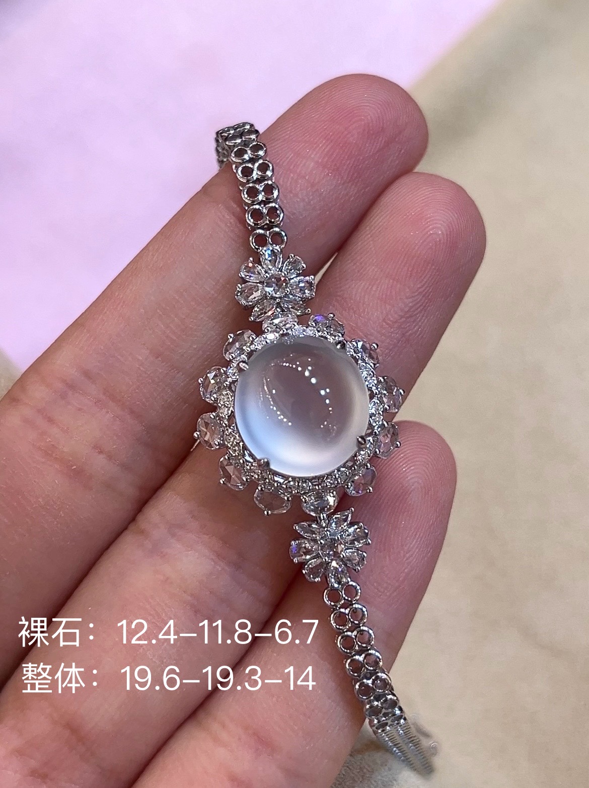 新货 ，高冰翡翠蛋面手链 冰透透水润润，圆润饱满，种水 胶感十足，18k金镶南非钻，性比超高，12.