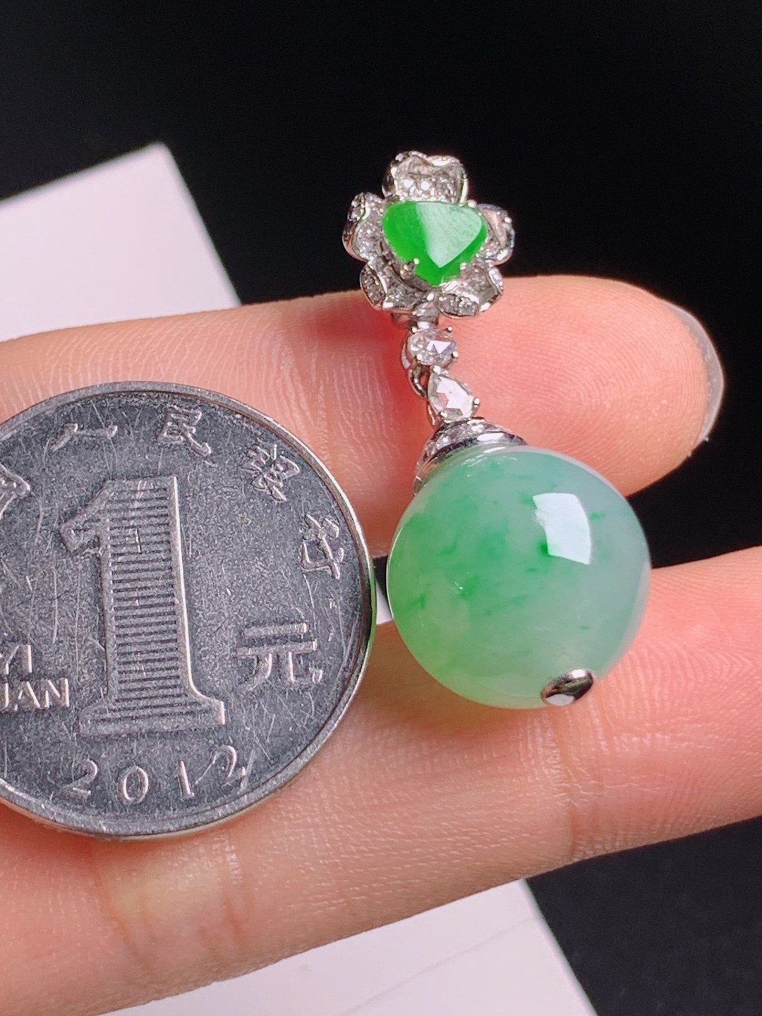 冰飘绿珠珠吊坠，飘花清新圆润光亮，花朵镶头简约温柔，裸石13.833.1，888