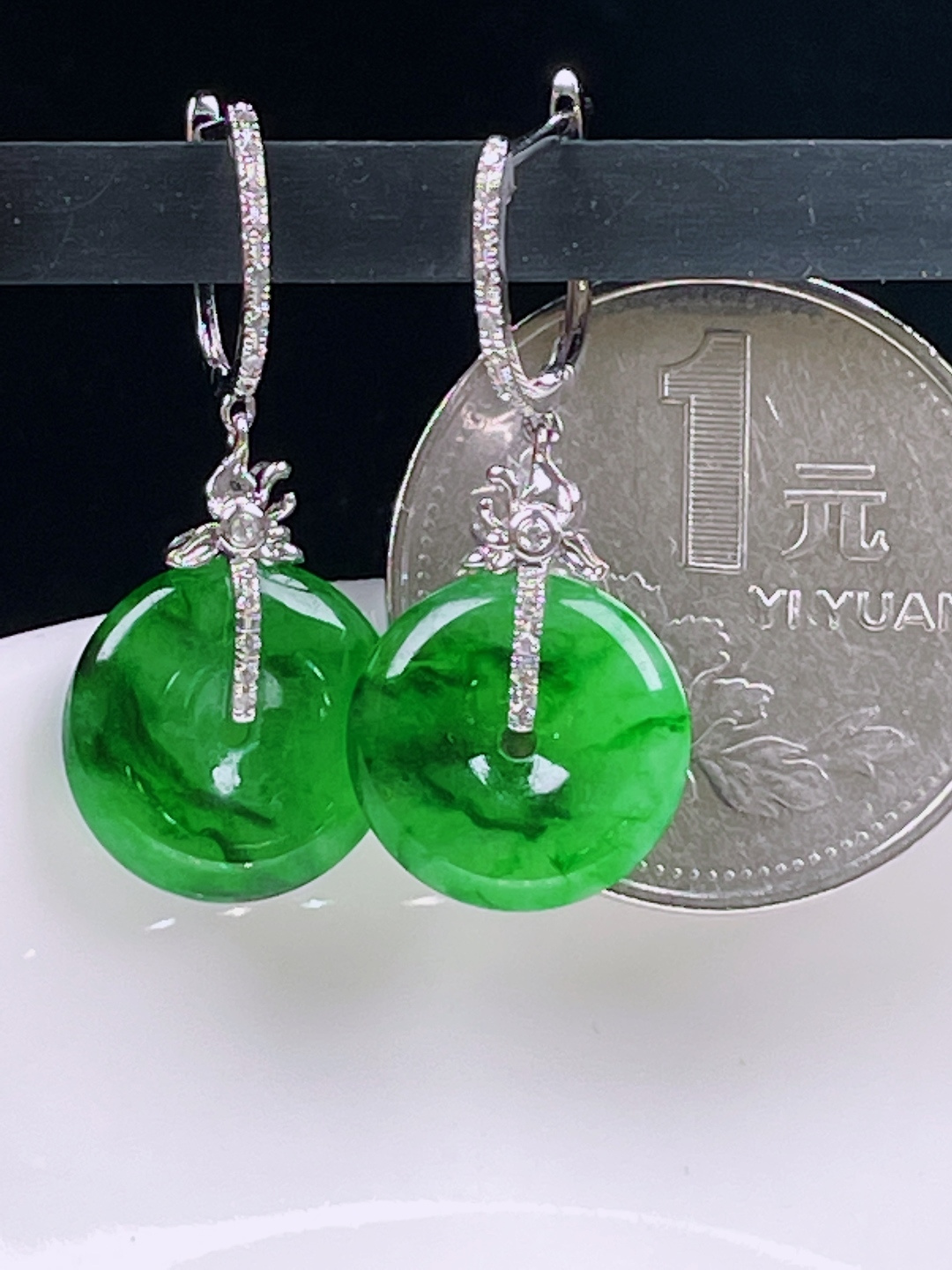 ️辣绿耳坠，老种起光，细底通透，尺寸：29裸石12.9/3.2mm0701