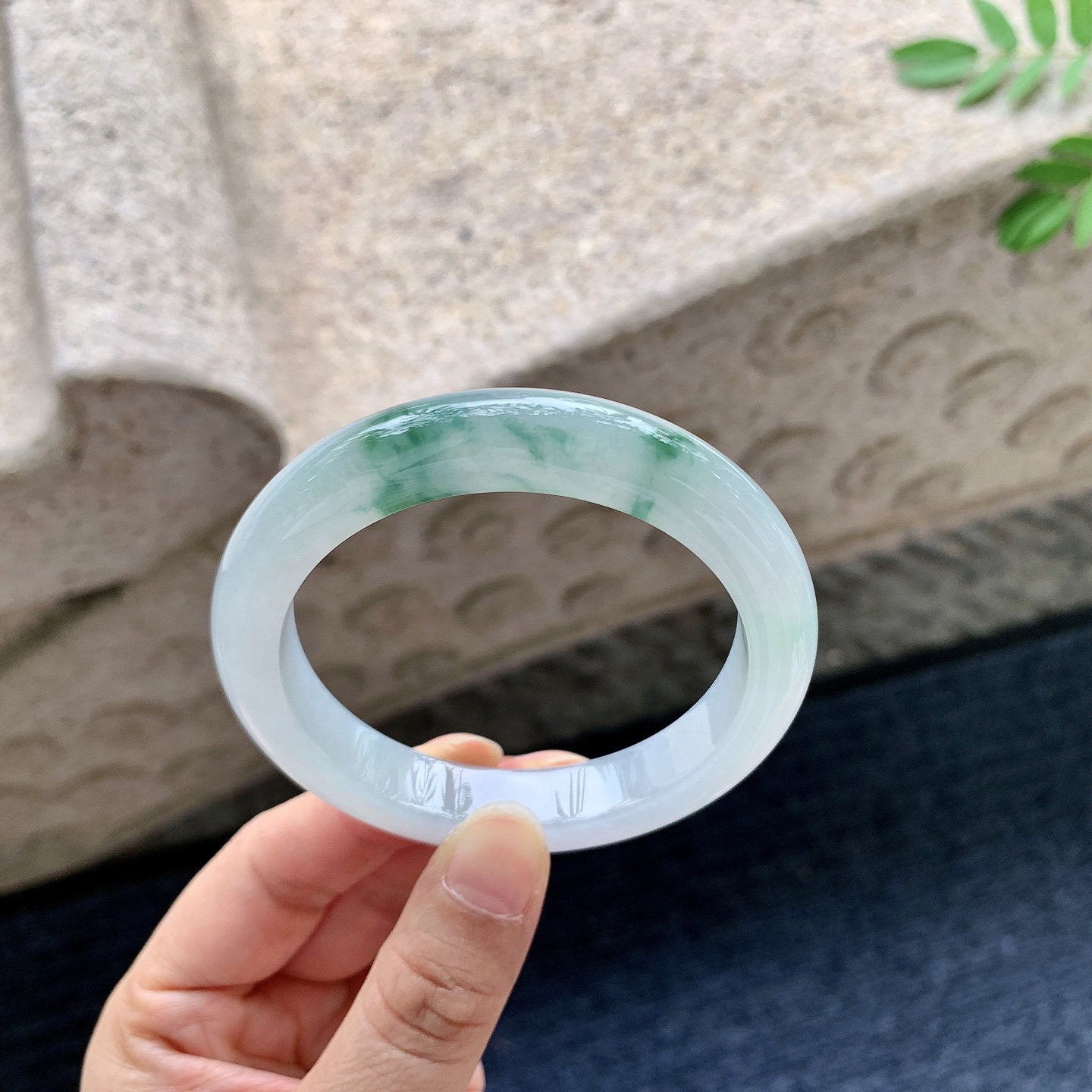 正圈53 54【圈口】54.3/10.4/8.6【编码】A1070276【描述】飘花，水润，种老，细腻，打灯有絮线
