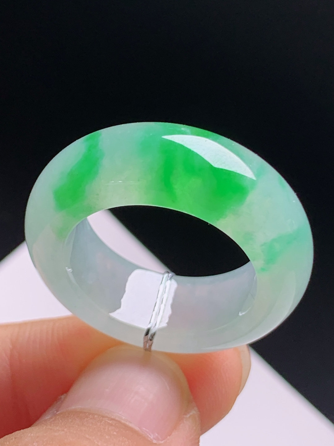 冰飘正阳绿戒圈，飘翠鲜活冰润起胶，素圈圆润简约显贵