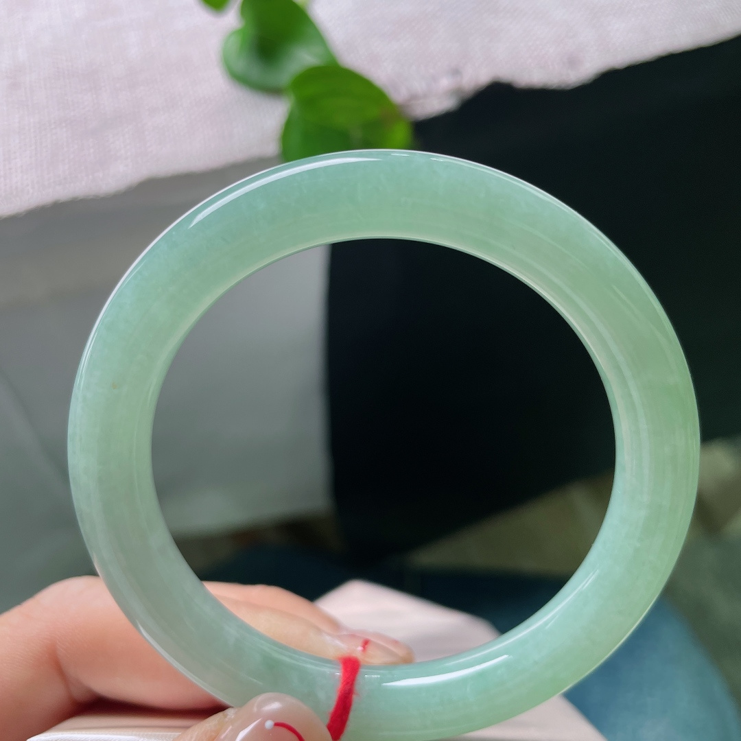 56.5/9.8果绿圆条，色系甜美，水润，清雅苑苑，秀丽倾心，无裂，洒金，Ss55425