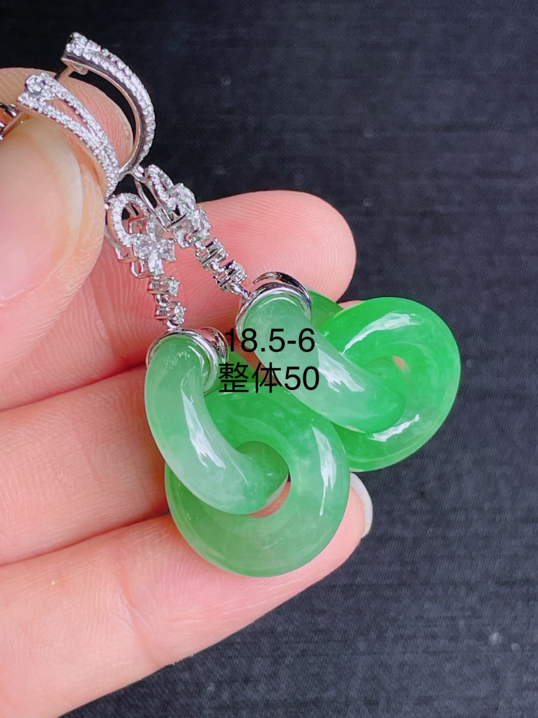 ️高冰绿母子扣耳坠 晶莹剔透，新颖时尚，无裂，8.5-6