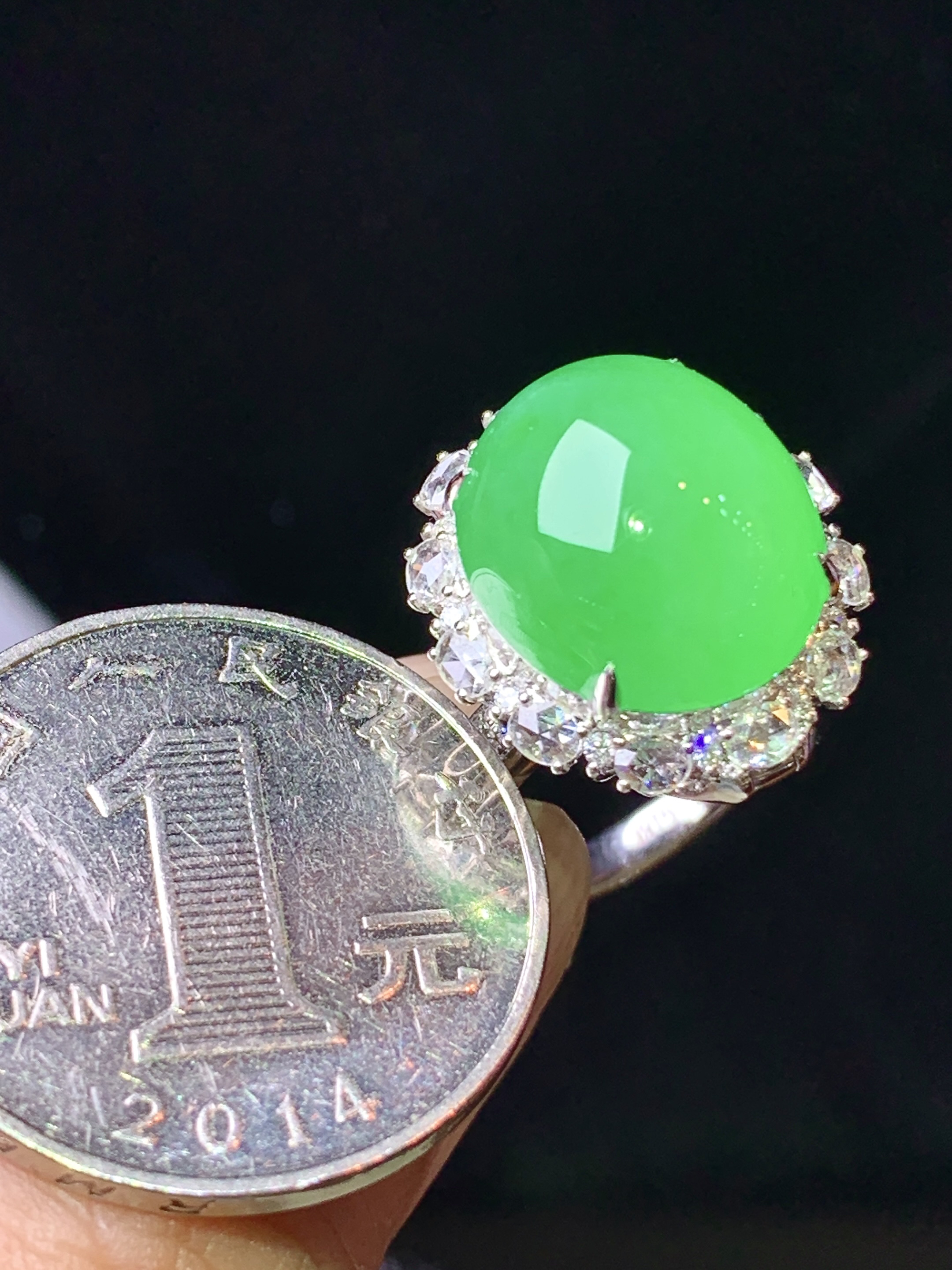 18k金钻镶嵌冰阳绿蛋面戒指吊坠两用款 玉质细腻 色泽艳丽清新 圈口15 整体尺寸25.2*17*14.3 z3