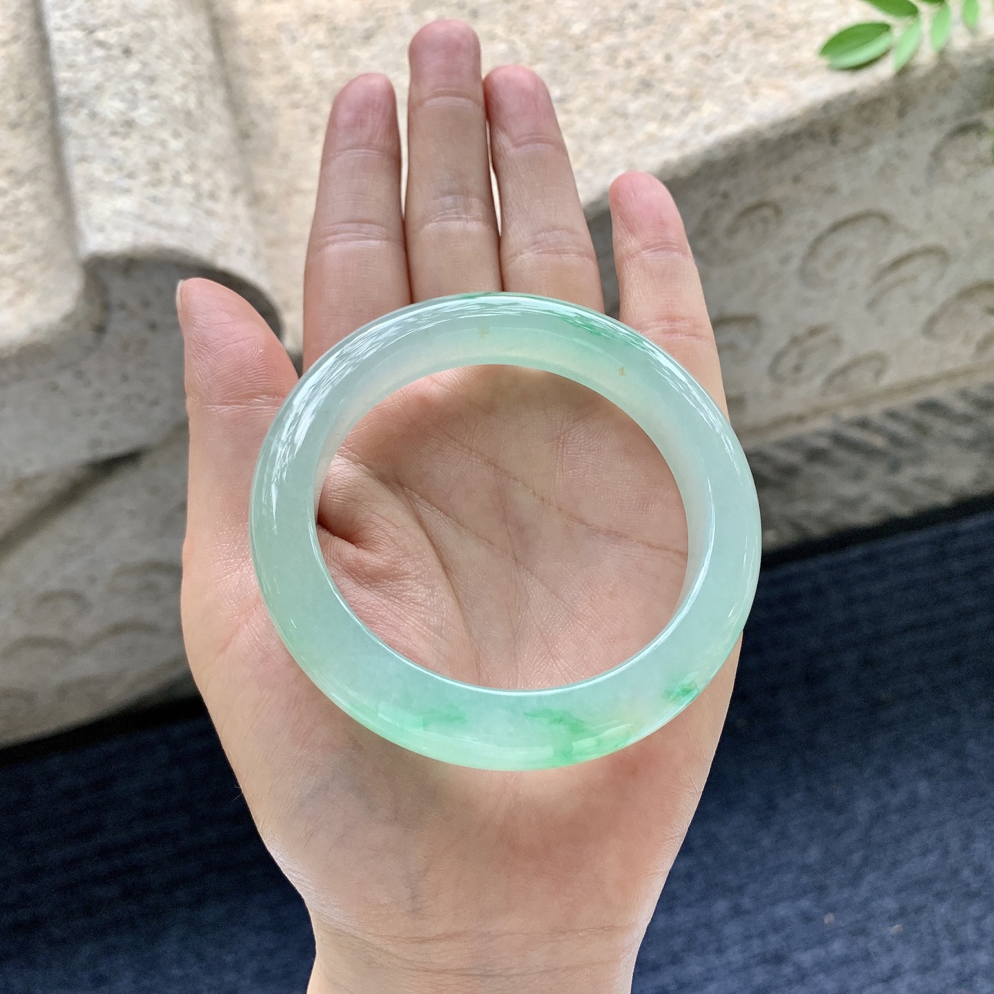 正圈53 54，圈口54.7/11.5/9，编码A7070238，描述冰糯飘阳绿，水润，种老，细腻，