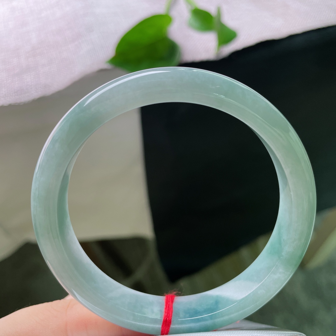 60.3/12.1/8.1，飘花正圈，无裂，凝一汪幽静湖水于镯间，内敛清光藏尽温润风骨，ss55001a