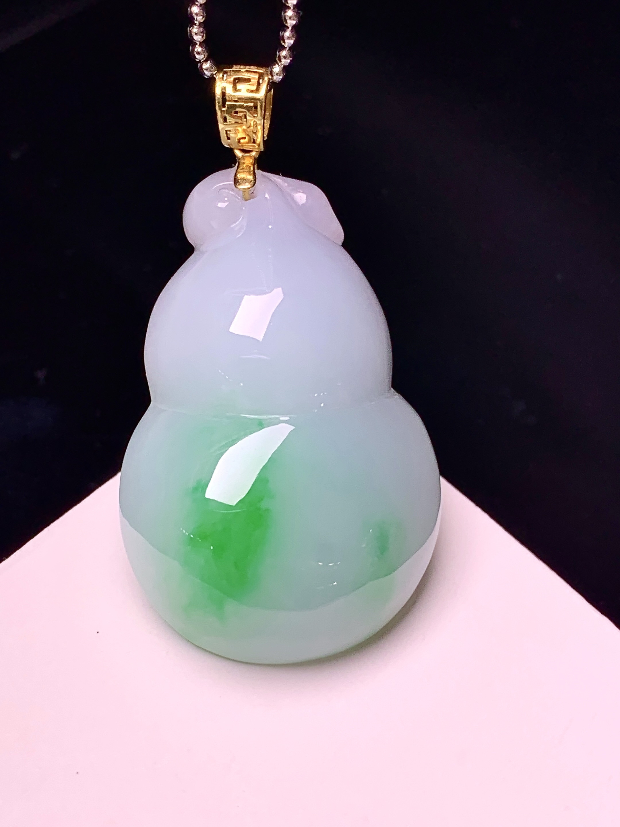 18k金镶嵌飘绿葫芦吊坠 玉质细腻 色泽艳丽清新 整体尺寸39.2*21*10.2 a4