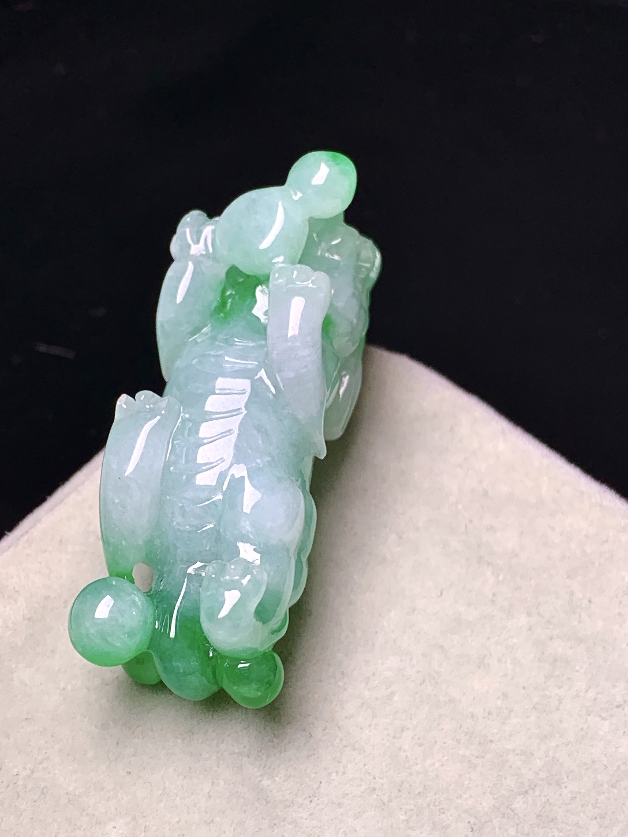 飘绿貔貅吊坠 玉质细腻 色泽艳丽清新 整体尺寸38.8*12.8*15 z1