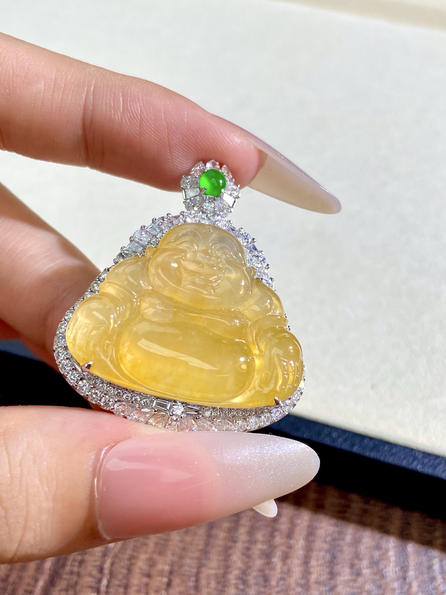 高冰种黄翡佛公吊坠，一步到位的品质，明艳吸晴，黄翡招财还真灵，肚里藏金 又美又贵气 41.3-34.2-14.5，裸石 31.1-24.1-6mm，无裂