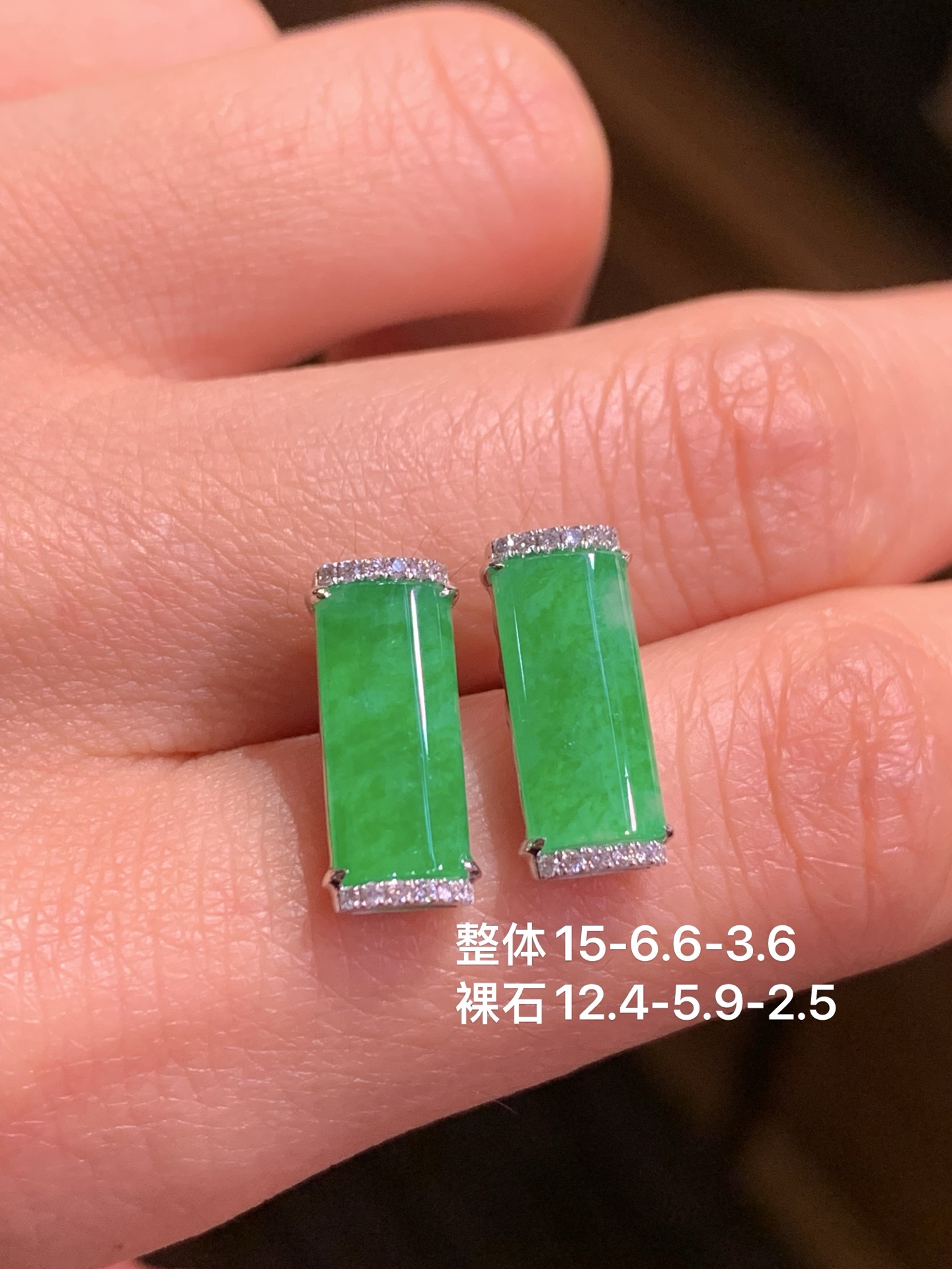 ️ 阳绿平安无事小方牌耳钉，15-6.6-3.6
