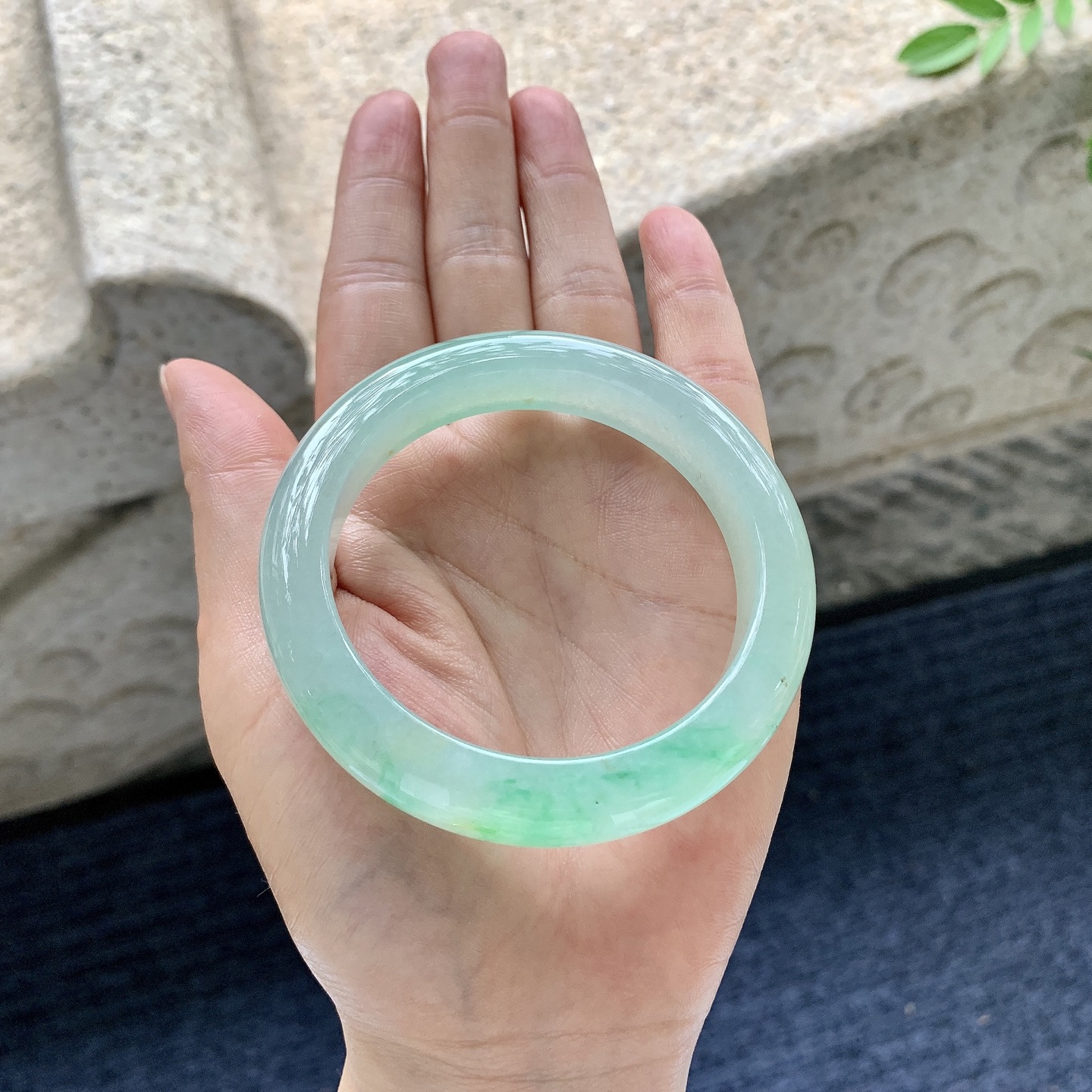 正圈53 54，圈口54.7/11.5/9，编码A7070238，描述冰糯飘阳绿，水润，种老，细腻，打灯有纹线