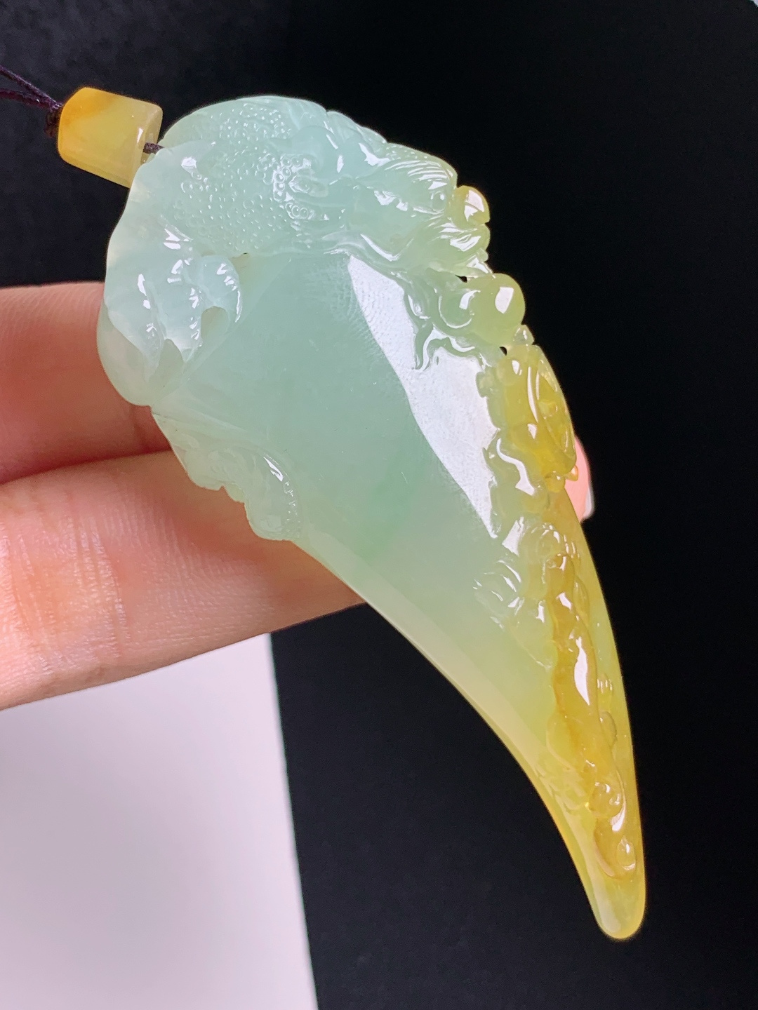 黄翡龙牙瑞兽吊坠，俏色好看，双色分明雕工立体，招财寓意佳 080629