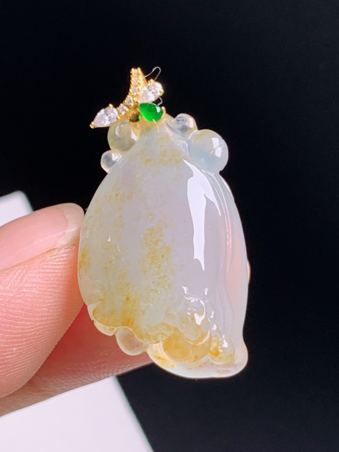 冰黄翡玉兰花吊坠，黄韵柔和雕工细腻，花开富贵温婉雅致