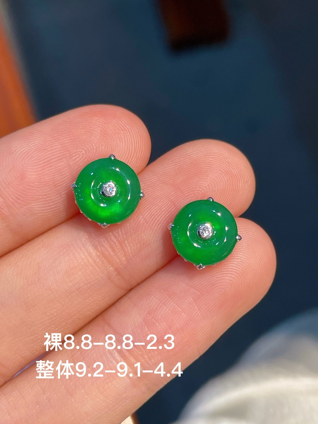 阳绿扣子耳钉 无裂 18k金镶嵌 强烈推荐，8.8-8.8-2.3