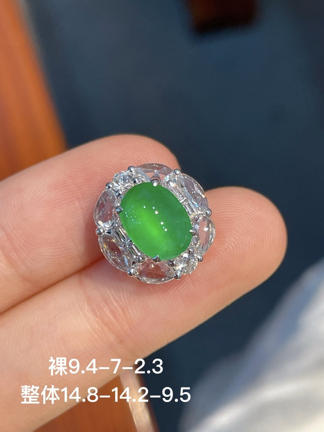 ️阳绿蛋面吊坠 无裂 18k金镶嵌，14.8-14.2-9.5