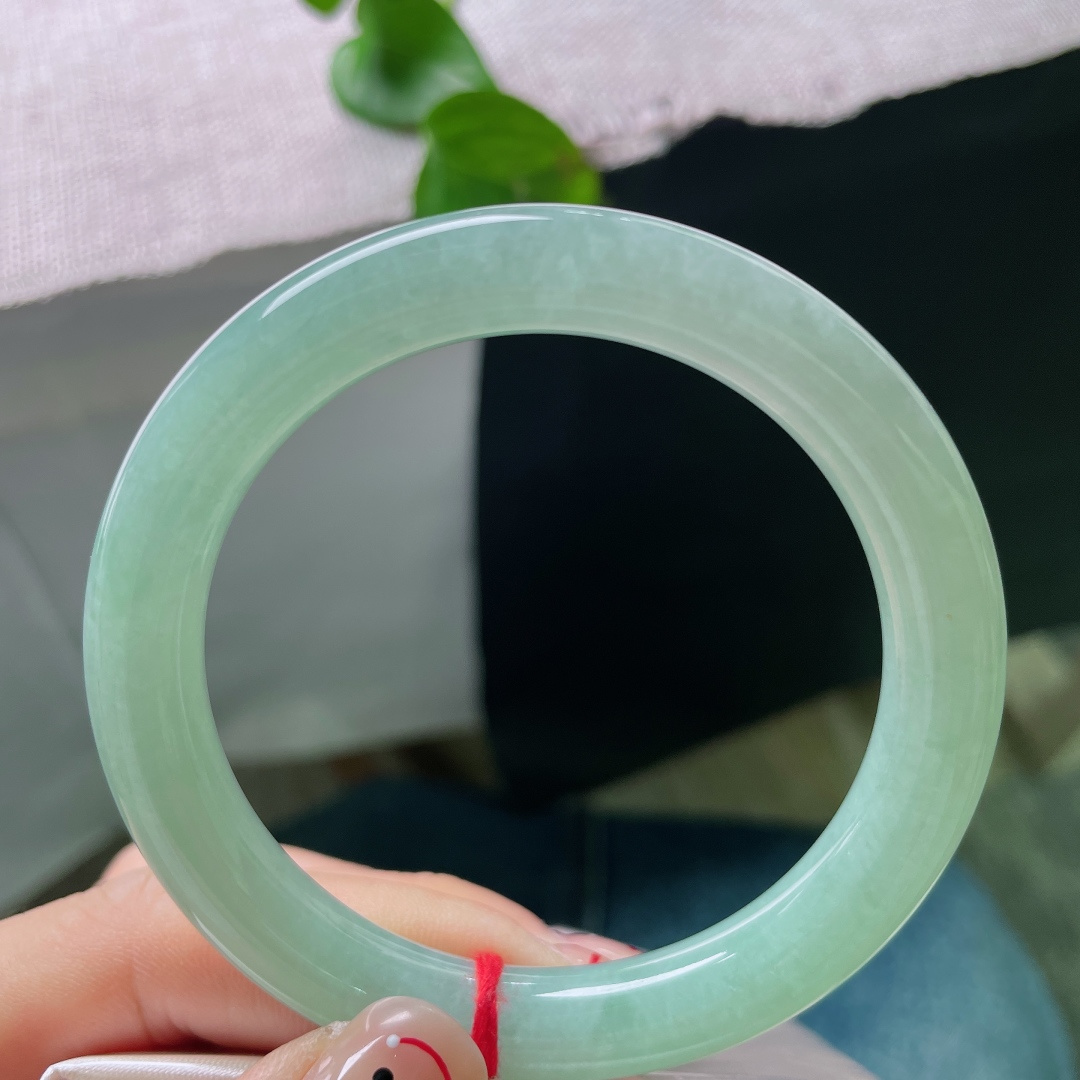 56.5/9.8果绿圆条，色系甜美，水润，清雅苑苑，秀丽倾心，无裂，洒金，Ss55425