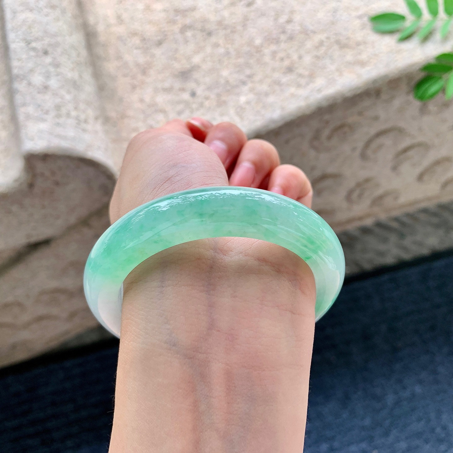 55圈口飘绿正圈手镯