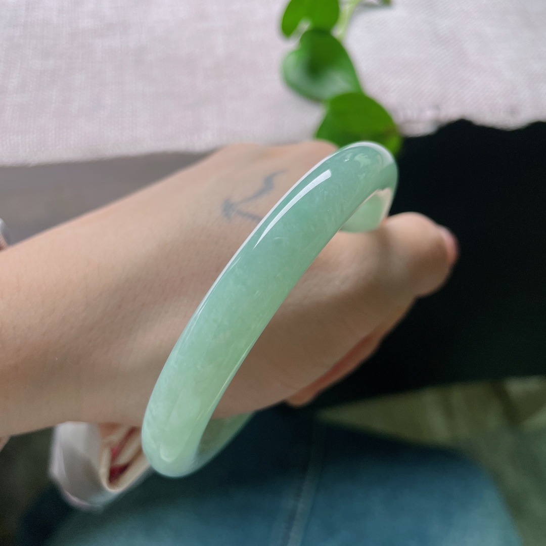 56.5/9.8果绿圆条，色系甜美，水润，清雅苑苑，秀丽倾心，无裂，洒金，Ss55425