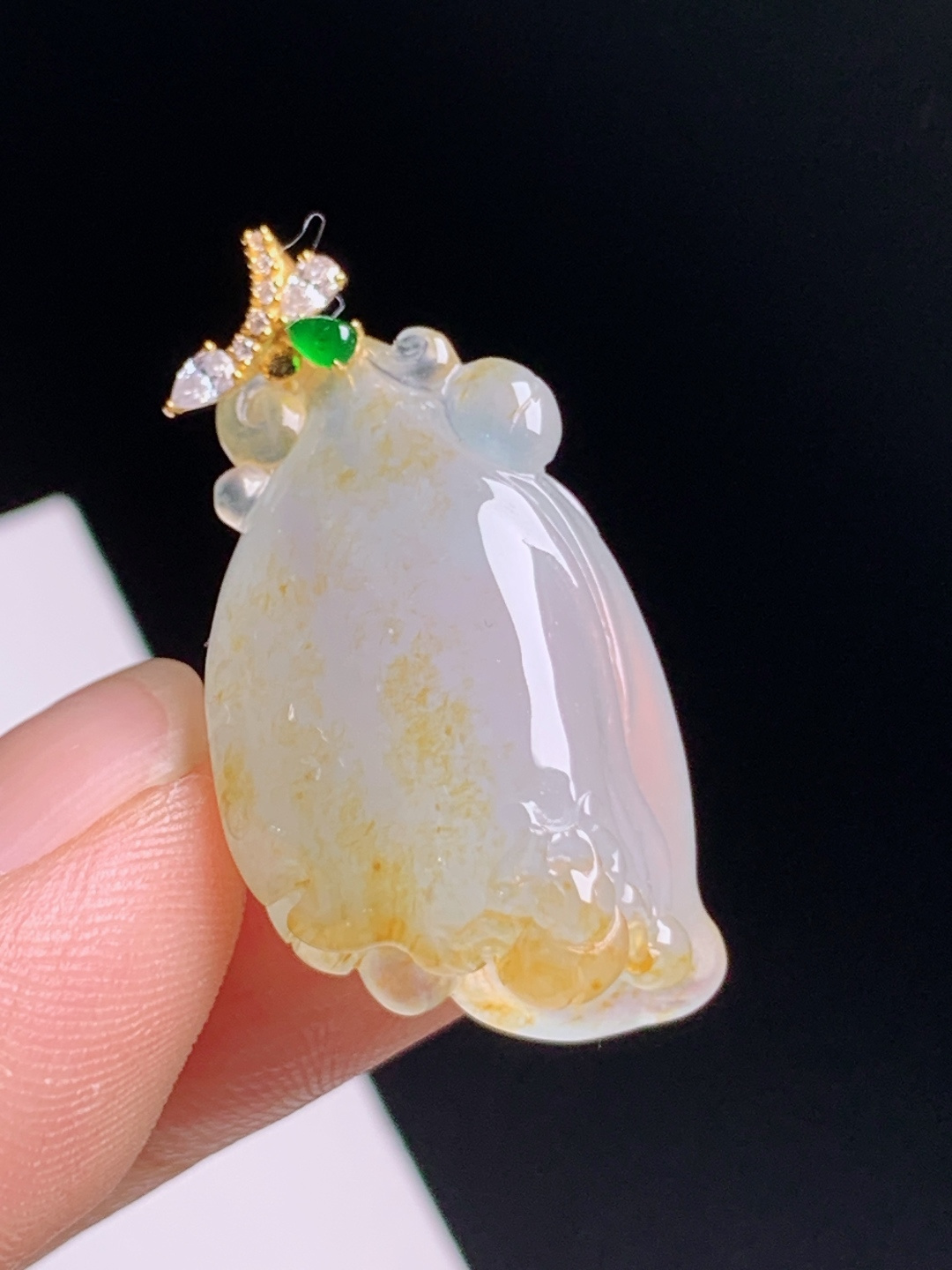冰黄翡玉兰花吊坠，黄韵柔和雕工细腻，花开富贵温婉雅致