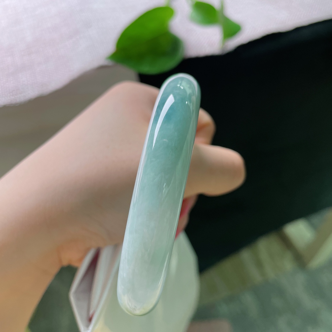 60.3/12.1/8.1，飘花正圈，无裂，凝一汪幽静湖水于镯间，内敛清光藏尽温润风骨，ss55001a