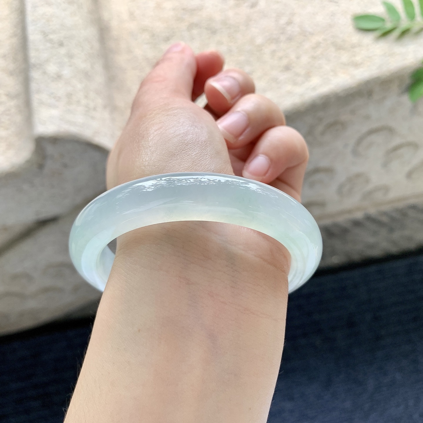 正圈55 56【圈口】56.6/11.5/9【编码】DJ070203【描述】冰糯飘绿，水润，种老，细腻，无裂