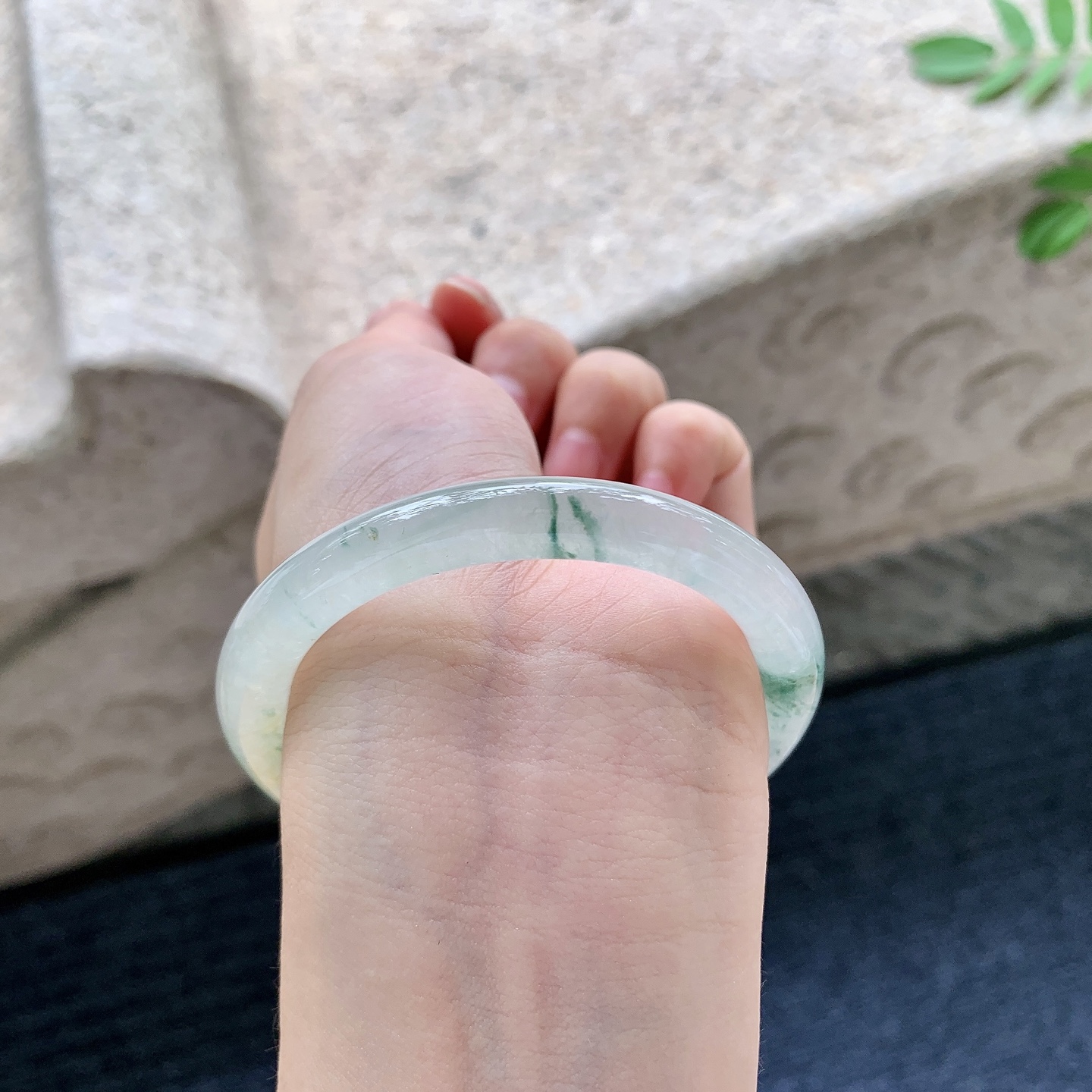 圆条52 53【圈口】53.2/7.5/8【编码】DW070285【描述】冰糯飘黄翡飘花，水润，种老，细腻，打灯有棉线