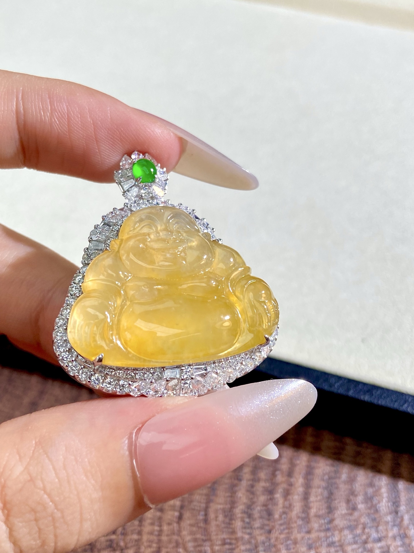 高冰种黄翡佛公吊坠，一步到位的品质，明艳吸晴，黄翡招财还真灵，肚里藏金 又美又贵气 41.3-34.2-14.5，裸石 31.1-24.1-6mm，无裂