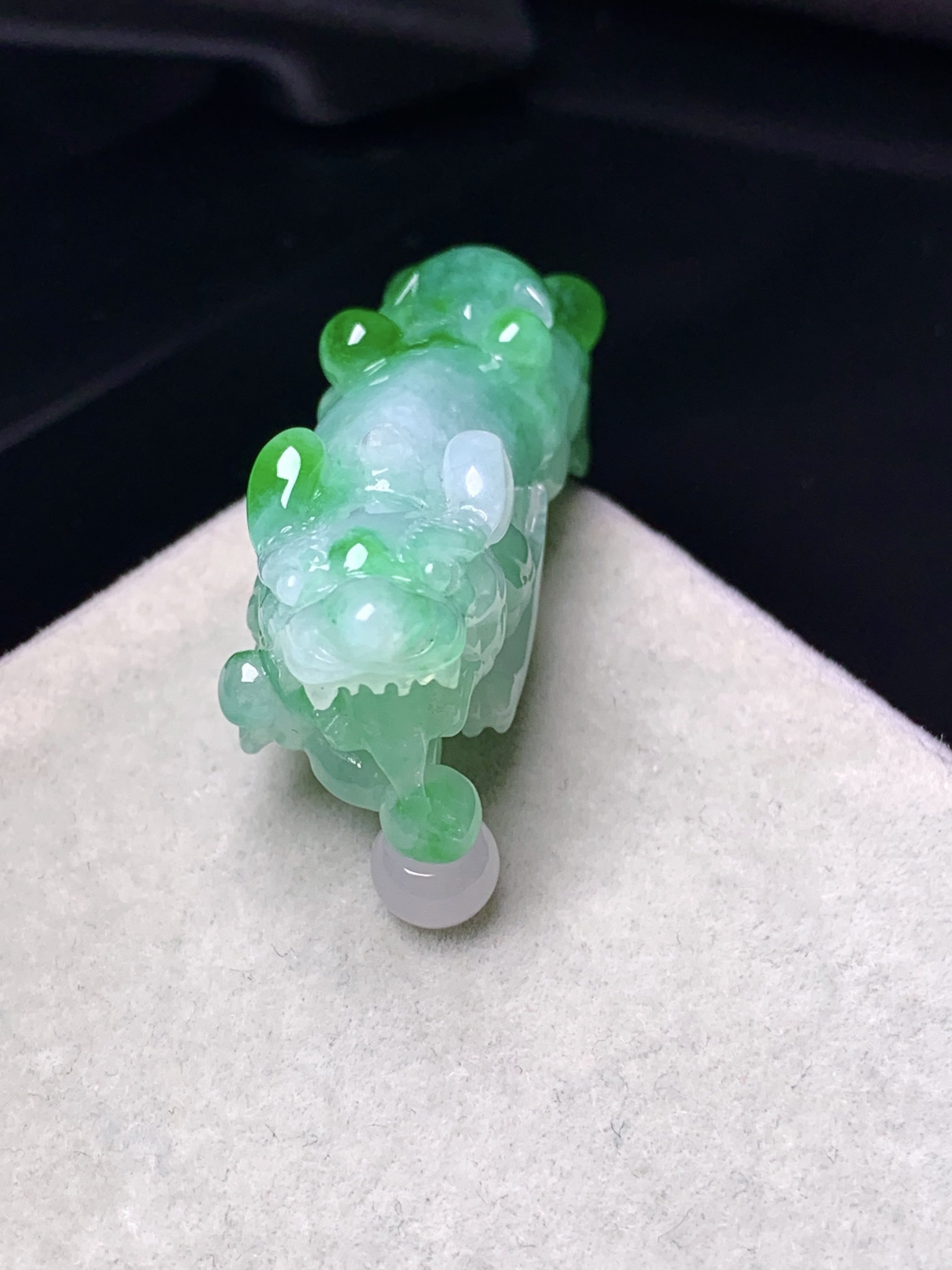 飘绿貔貅吊坠 玉质细腻 色泽艳丽清新 整体尺寸38.8*12.8*15 z1