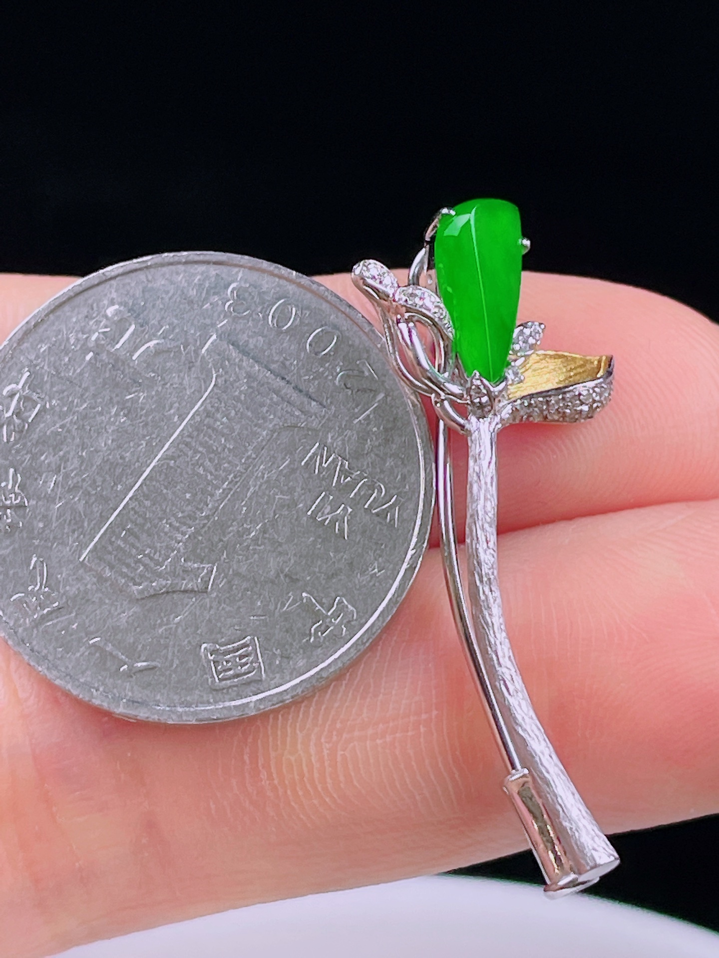 ️冰绿胸针，老种起光，细底通透，尺寸：35.4/15.2/7.4裸石11/6/2.4mm0701
