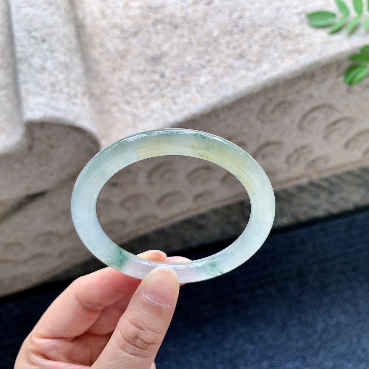 圆条52 53【圈口】53.2/7.5/8【编码】DW070285【描述】冰糯飘黄翡飘花，水润，种老，细腻，打灯有棉线