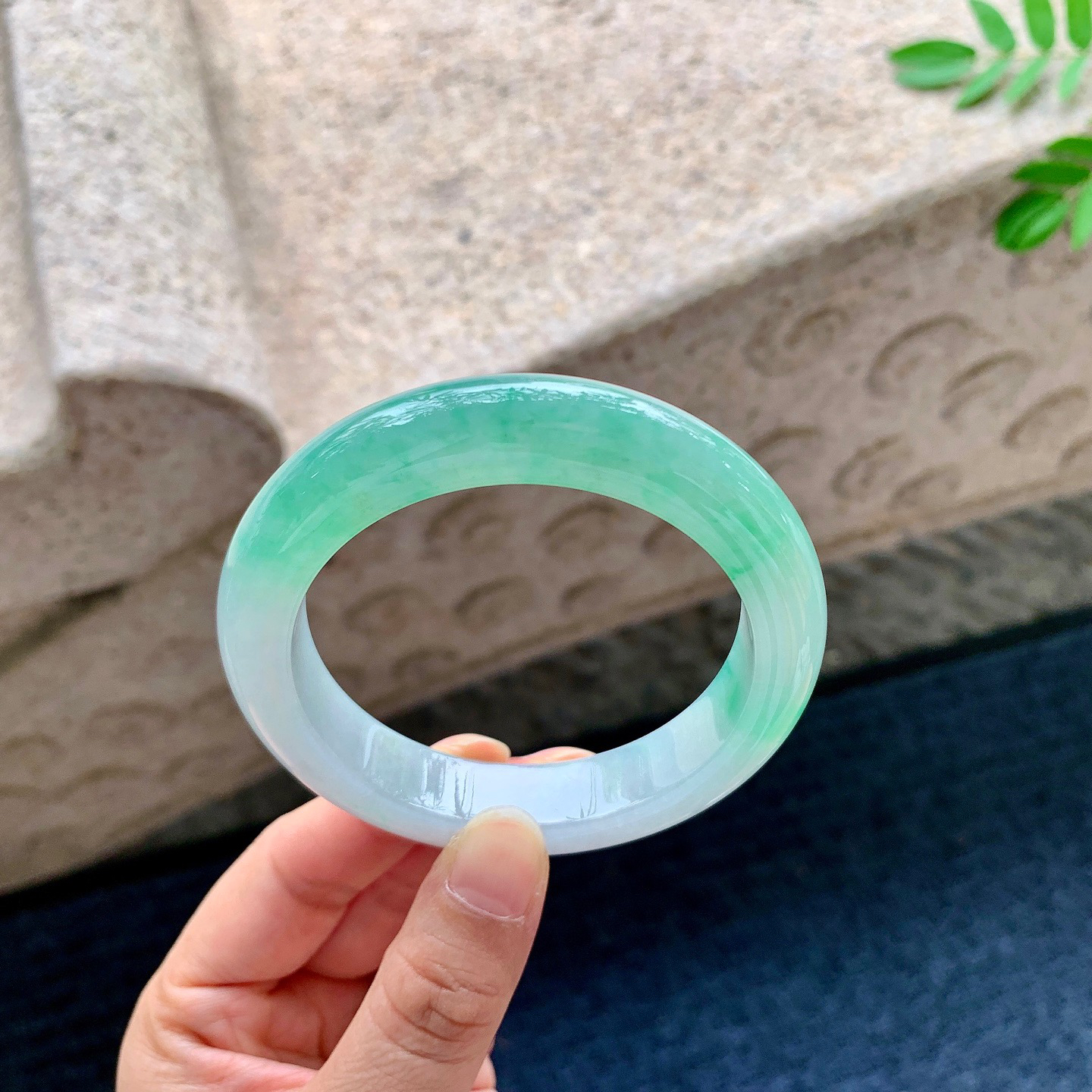55圈口飘绿正圈手镯