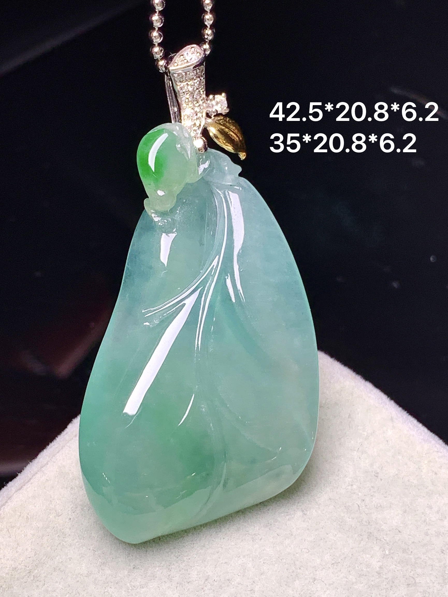 18k金钻镶嵌冰飘蓝树叶吊坠 玉质细腻 色泽艳丽清新 整体尺寸42.5*20.8*6.2 b1