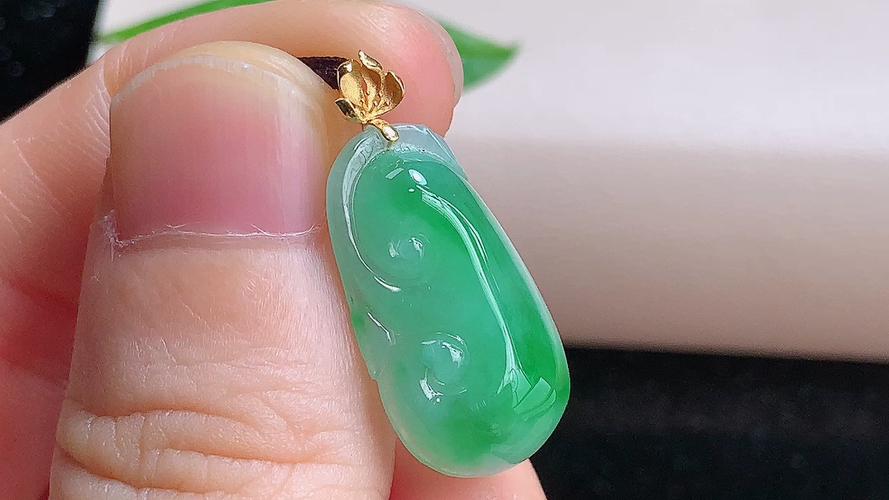 ️ 18K金伴钻如意，无裂，尺寸25.6/21.1-1.3-4.8mm，包A附证书