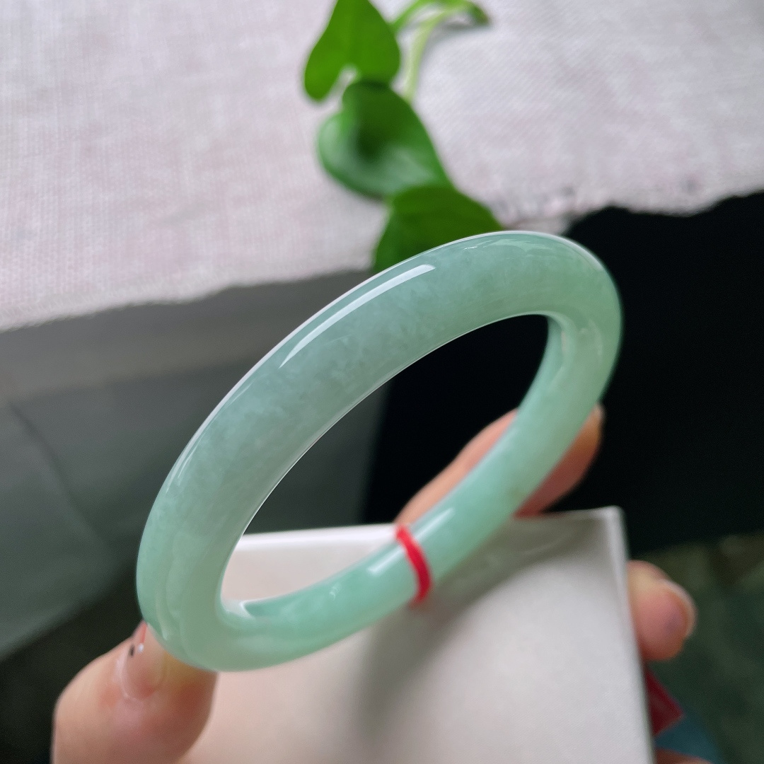 56.5/9.8果绿圆条，色系甜美，水润，清雅苑苑，秀丽倾心，无裂，洒金，Ss55425