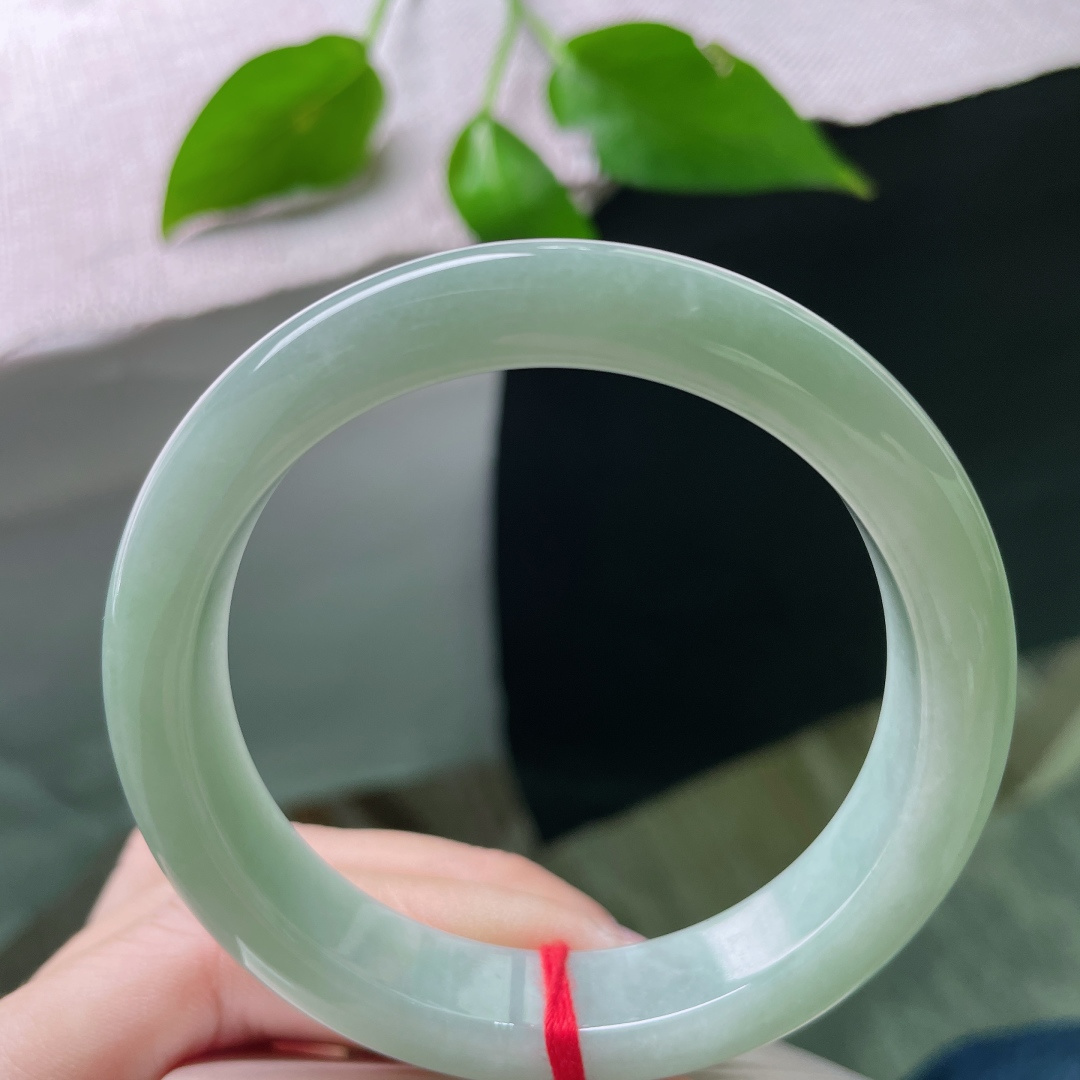 56/12.1/8.2，淡绿底正圈，肉质细腻干净，人间值得，腕间温柔。无裂，ss51829a