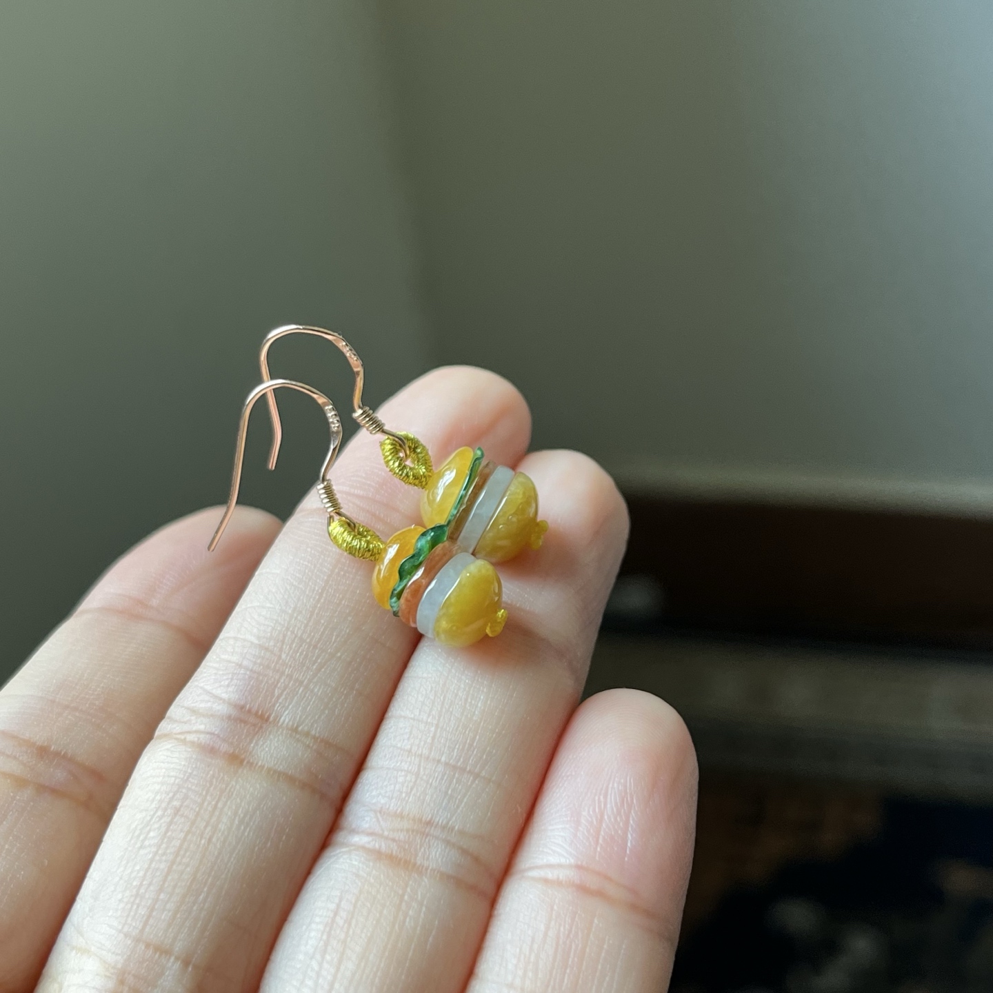 冰黄翡俏色汉堡包耳钩，种水好，颜色丰富，俏色可爱总长30.5，汉堡包尺寸10.6×8.2，送银耳钩
