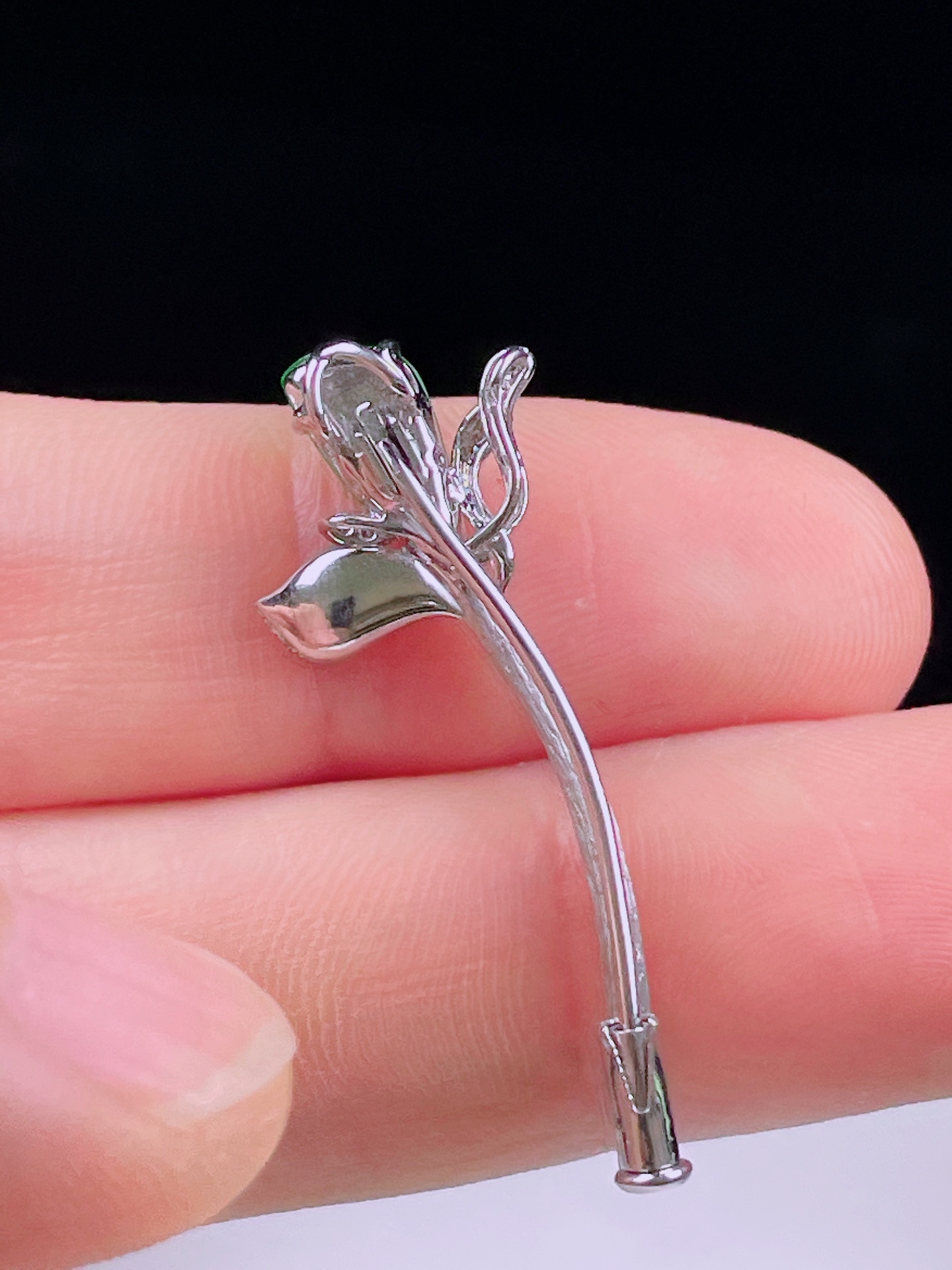 ️冰绿胸针，老种起光，细底通透，尺寸：35.4/15.2/7.4裸石11/6/2.4mm0701