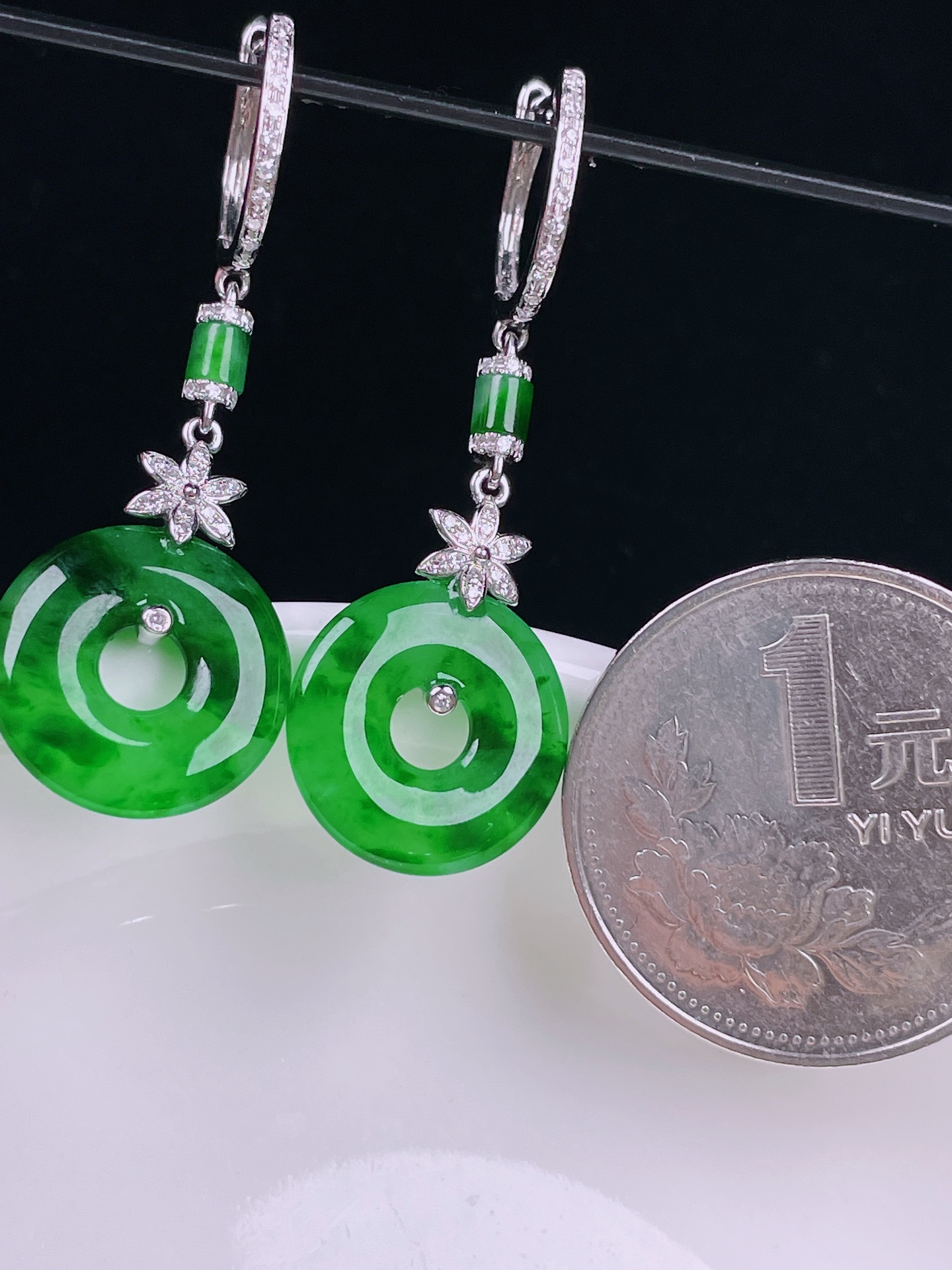 ️辣绿耳坠，老种起光，细底通透，尺寸：30.3裸石13/3.4mm0701