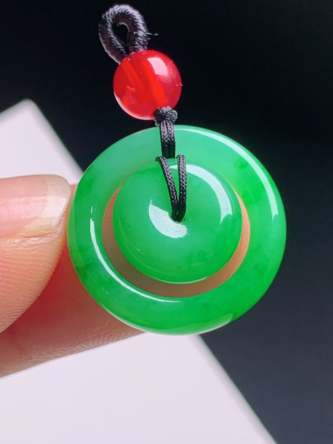 正阳绿平安扣，浓阳翠绿通透油润，环环相扣寓意平安